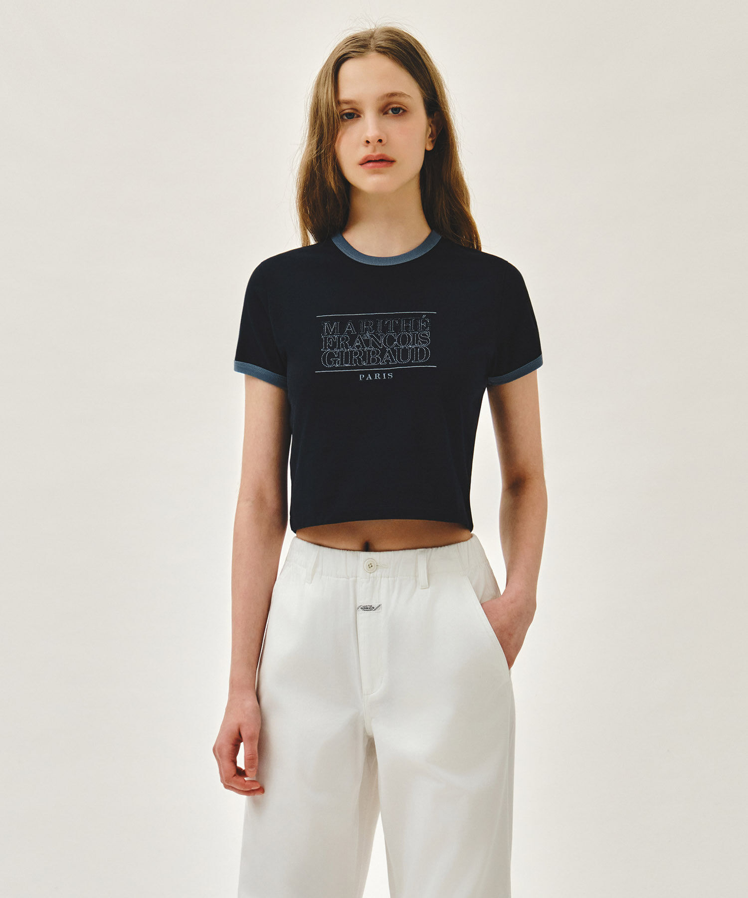 【入LIVECODE一件減至$288😱🔥！】【2026首次春夏封館😍】\鏤空拼接LOGO/【MFG】W CLASSIC LOGO APPLIQUE RINGER CROP TEE