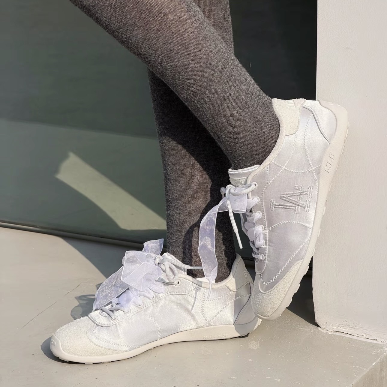 MLB KOREA SLEEK POWDER 光澤亮銀 緞帶鞋帶 女鞋 KARINA 章若楠同款