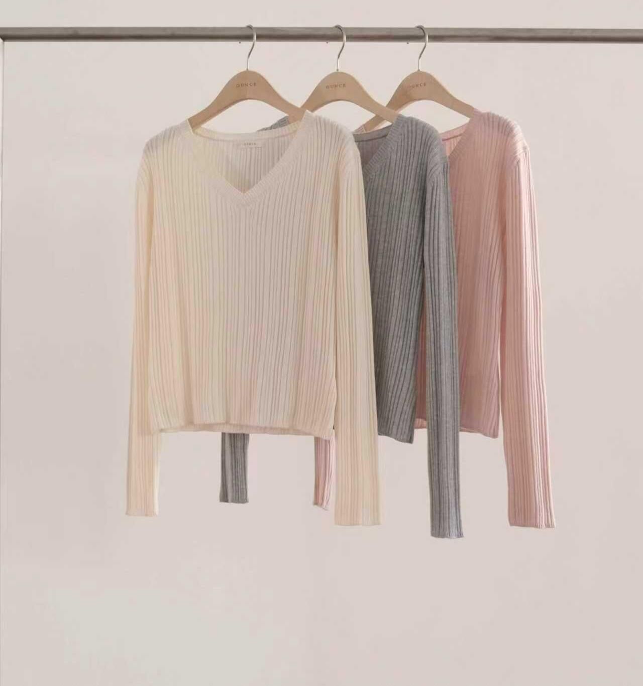 OU6052 坑紋V領上衣