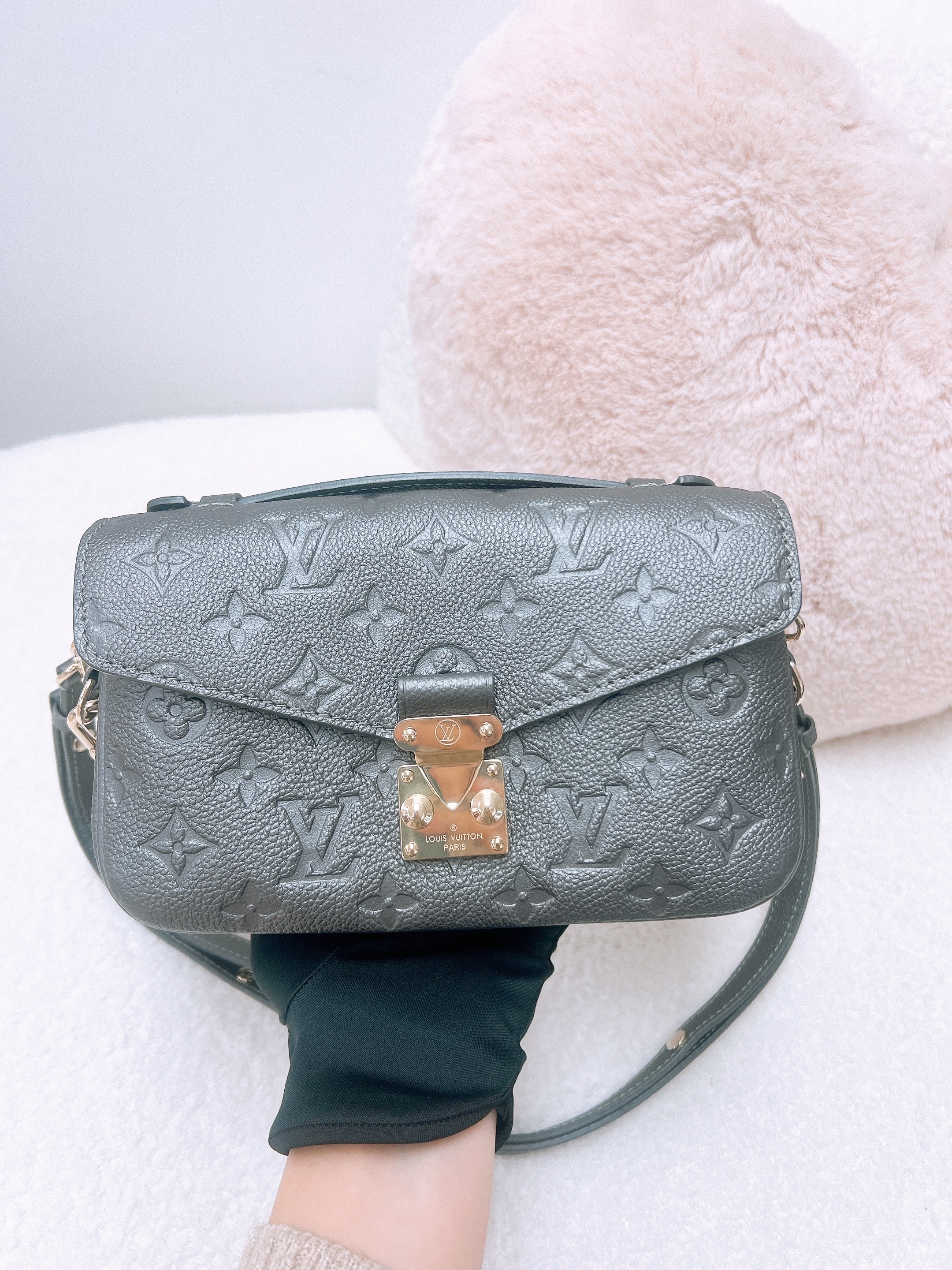 Lv metis pochette east west silver