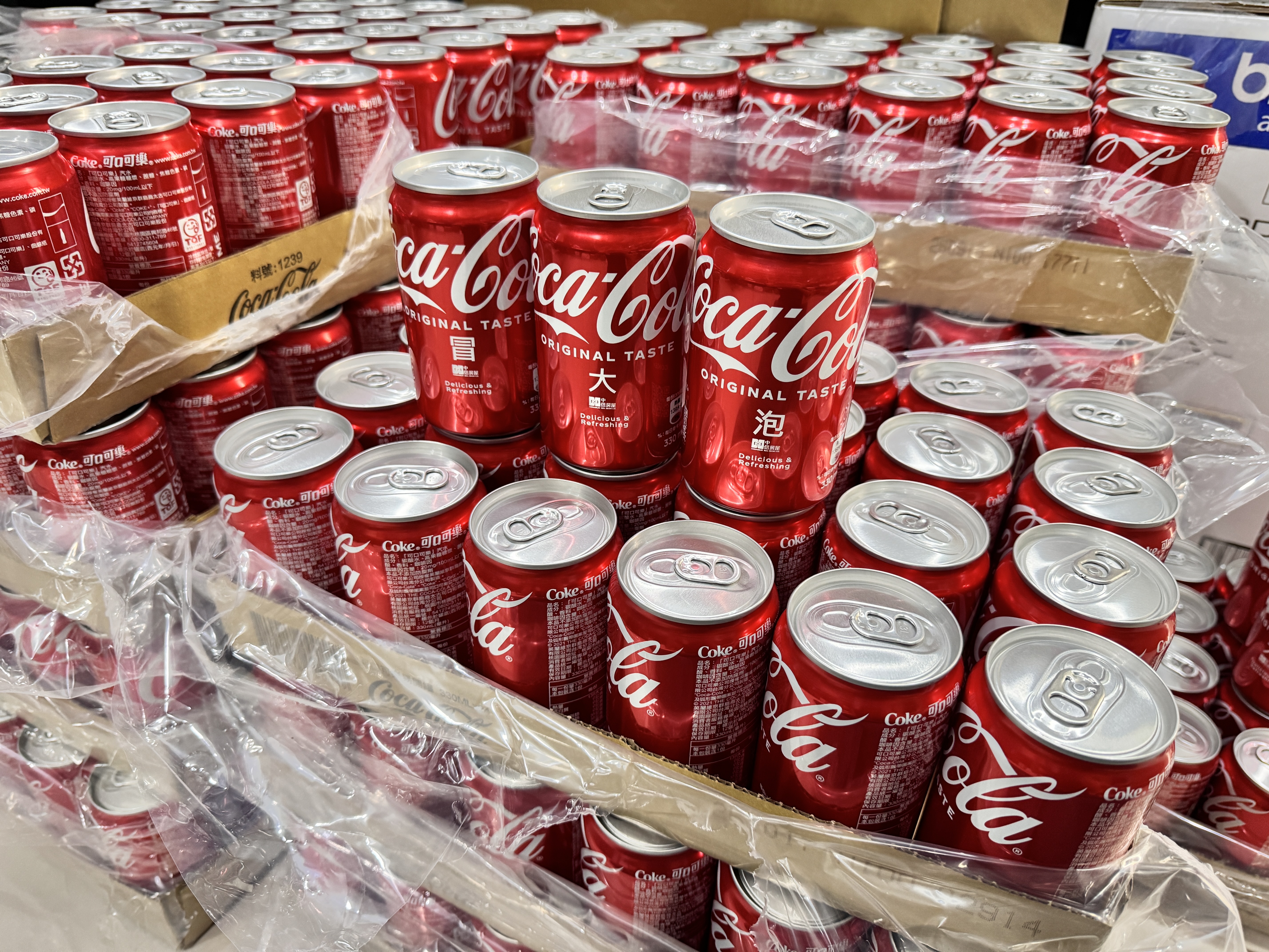 每一罐可樂都刻載著專屬品牌 Logo 與冒大泡祝賀詞