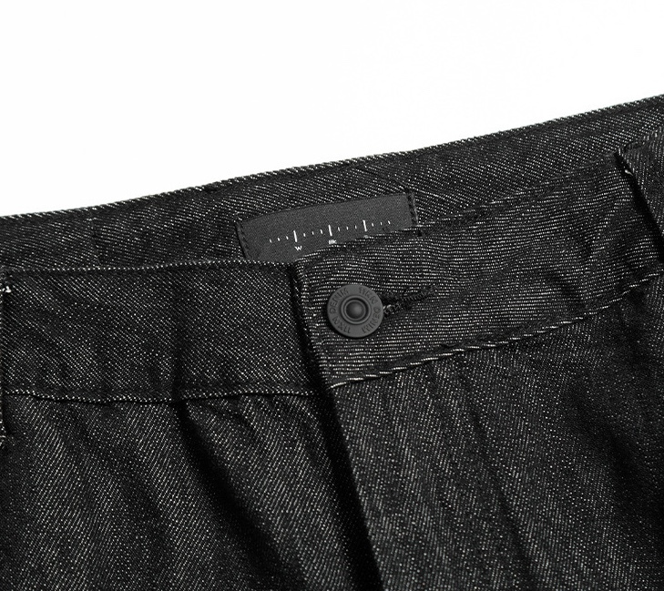 Black極簡黑丹寧彎刀褲