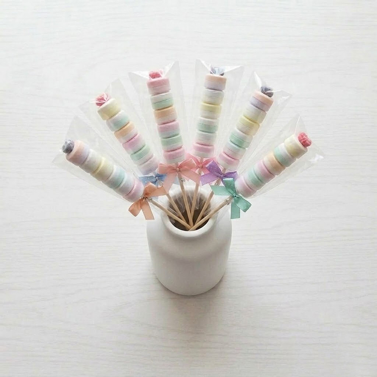 嗶嗶糖果串插在白色小瓷瓶裡