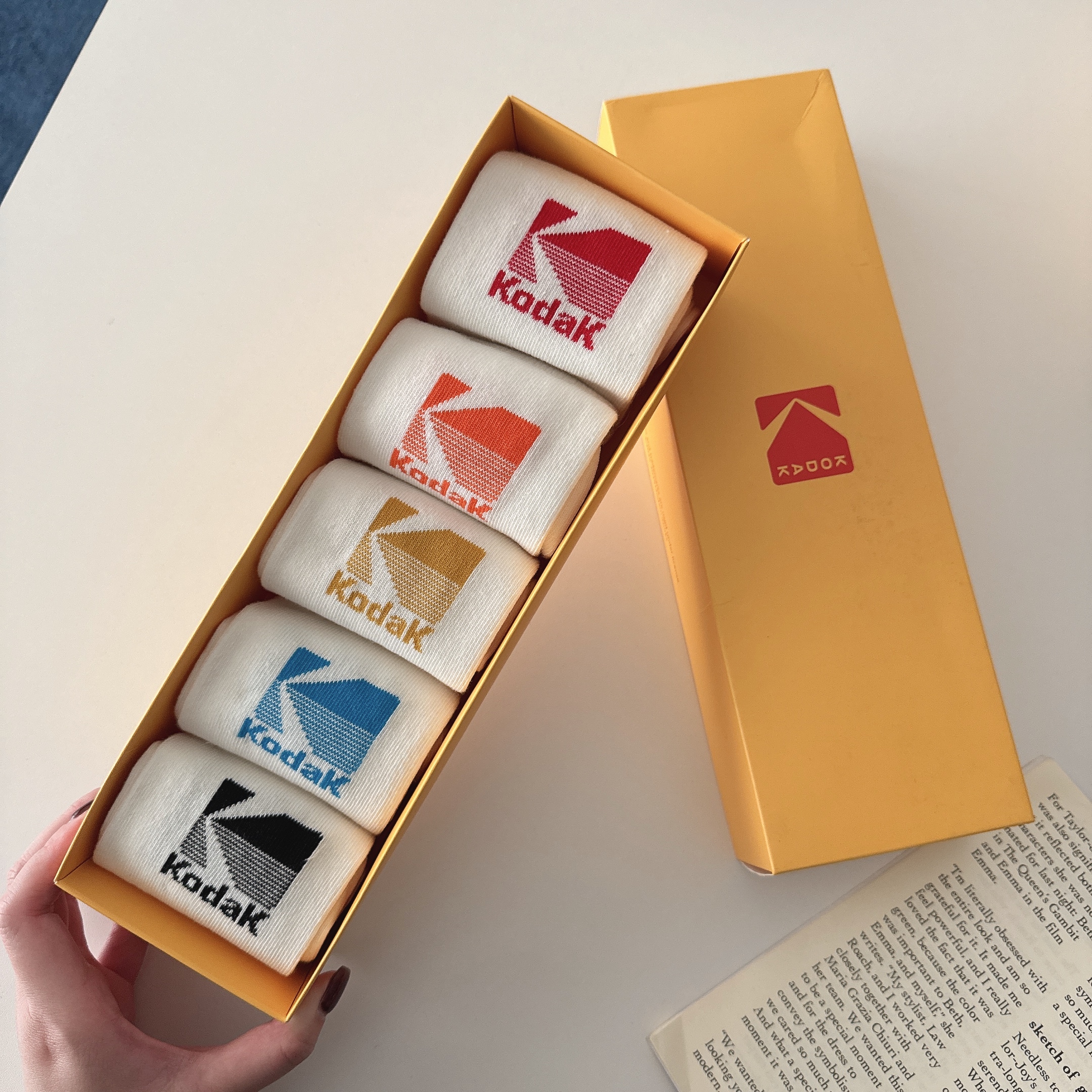 （現貨） 韓牌 KODAK 柯達 彩色方logo款 中筒襪 五入組 K6143LSC51