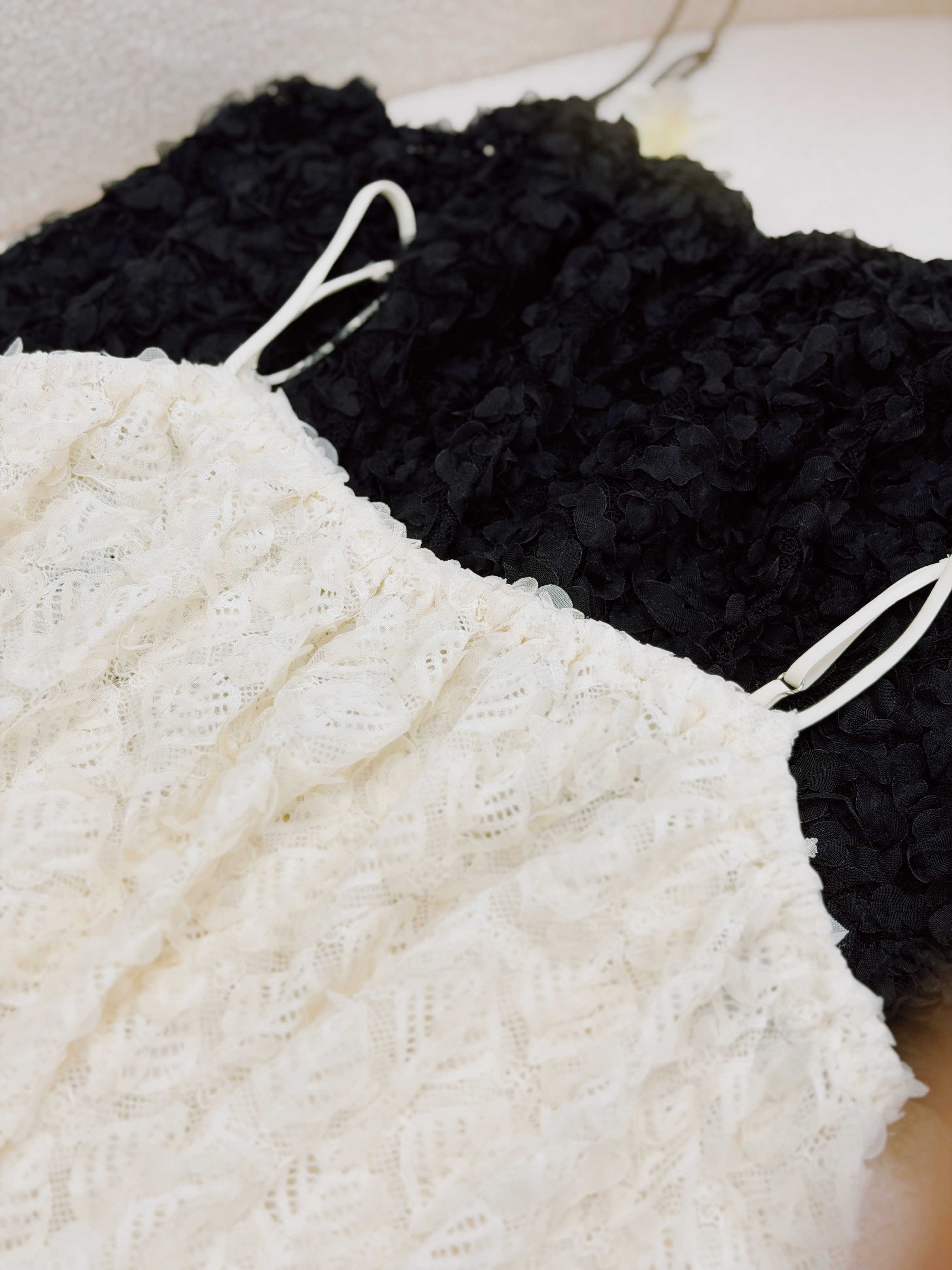 兩色 / 花瓣垂感傘形吊帶馬甲 / Petal Lace Flared Camisole