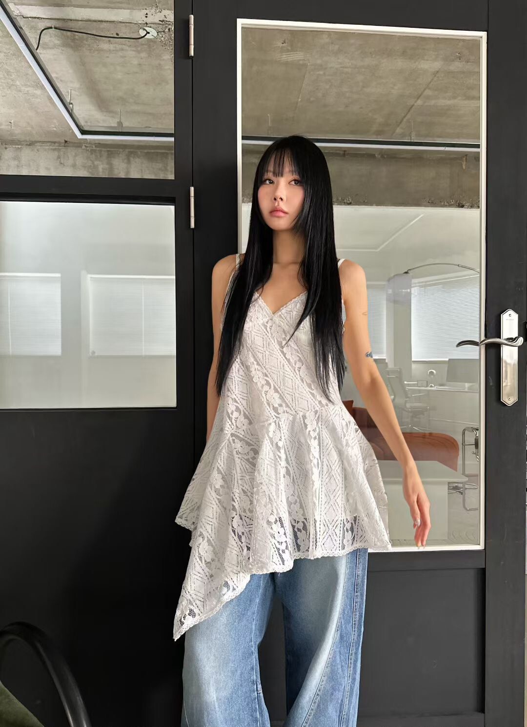 吊帶V領不規則蕾絲布背心