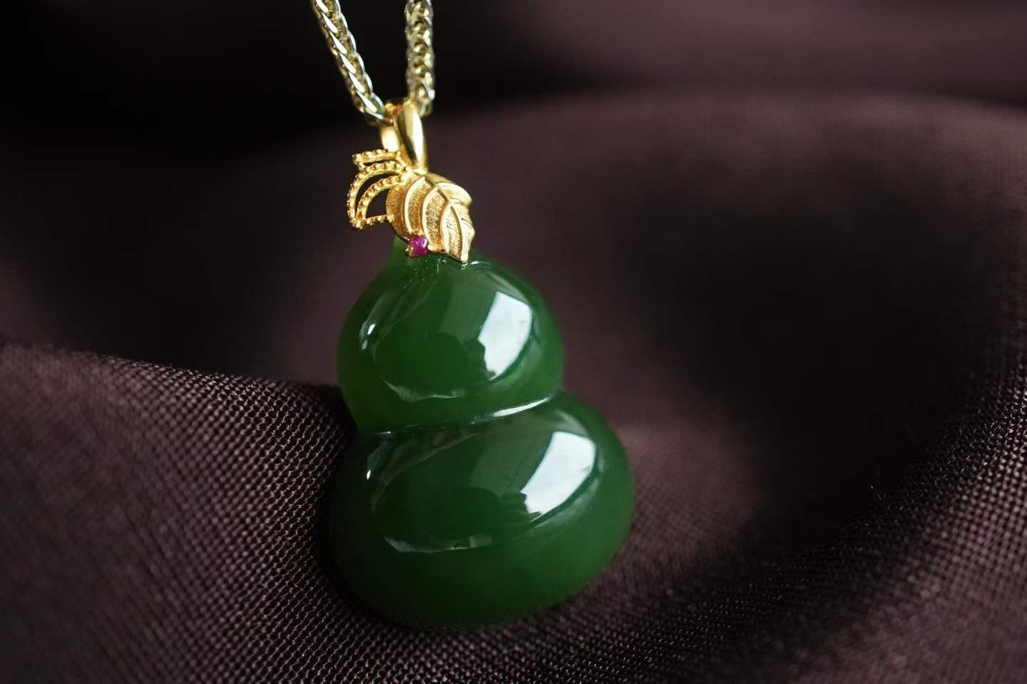 324415 和田玉7號老坑料菠菜綠“福祿”吊墜