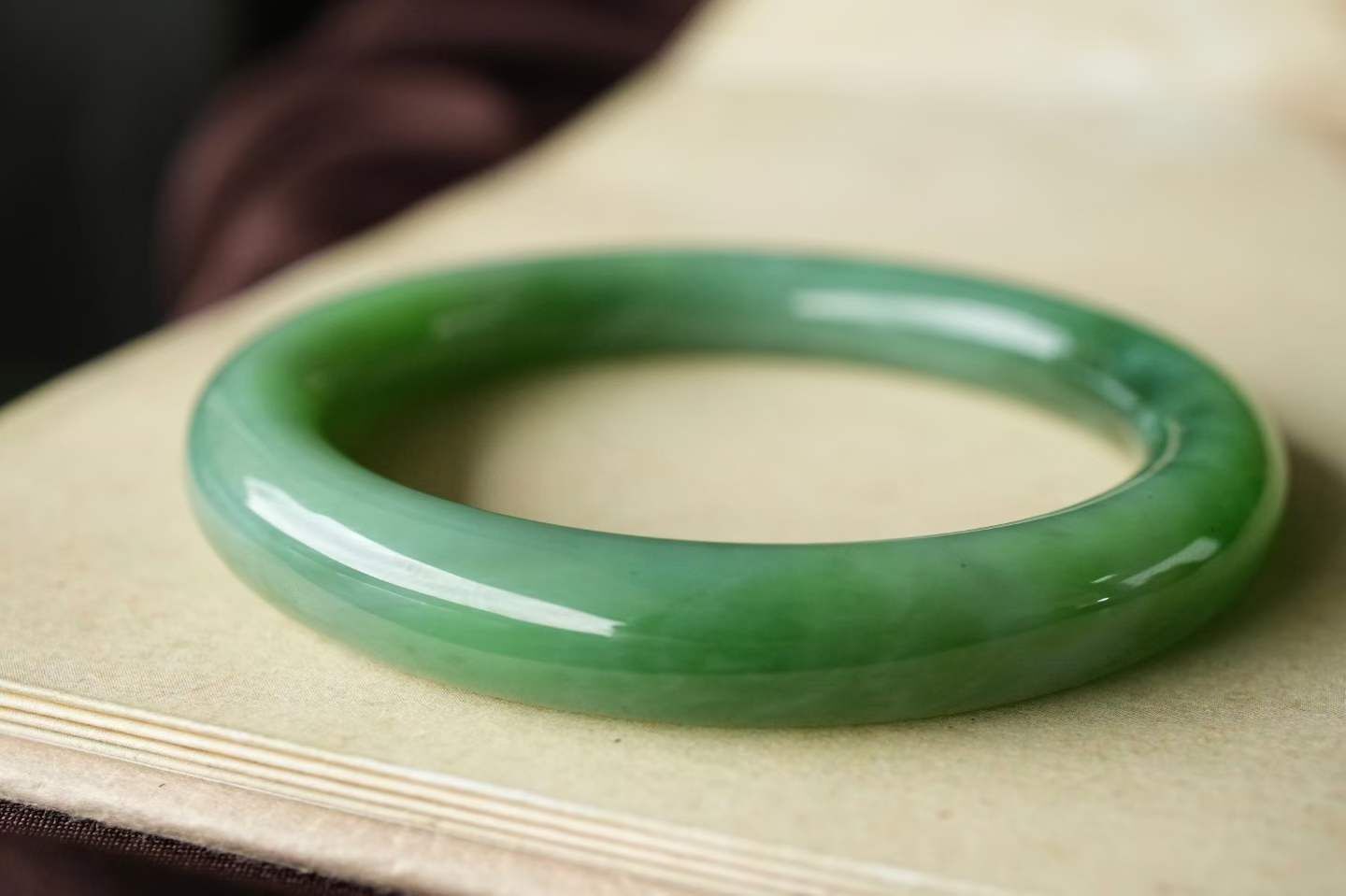 324416 59mm和田玉稀有粉果綠貓眼圓條手鐲 (58-60)