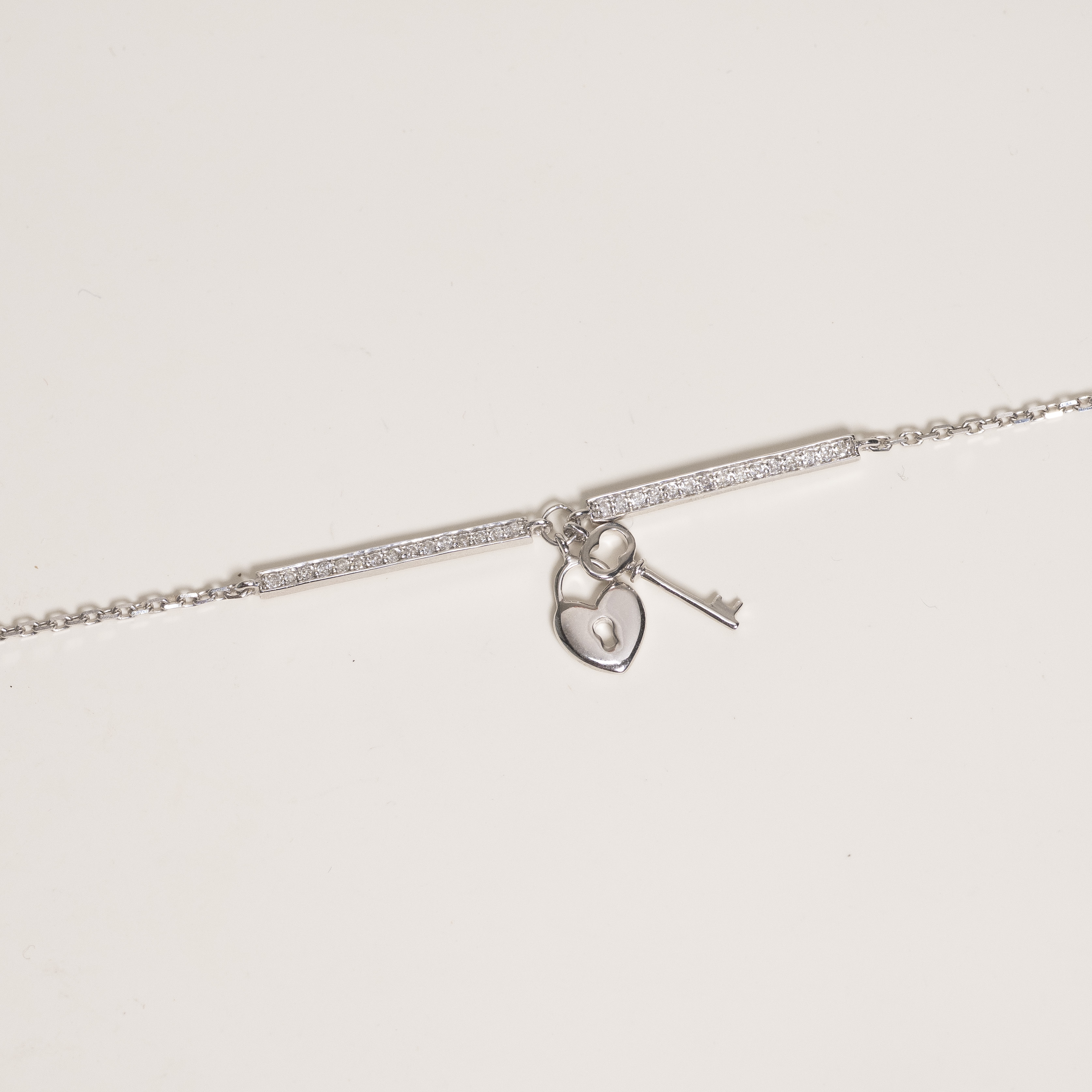 *#(W) 18K Heart Lock Diamond Bracelet