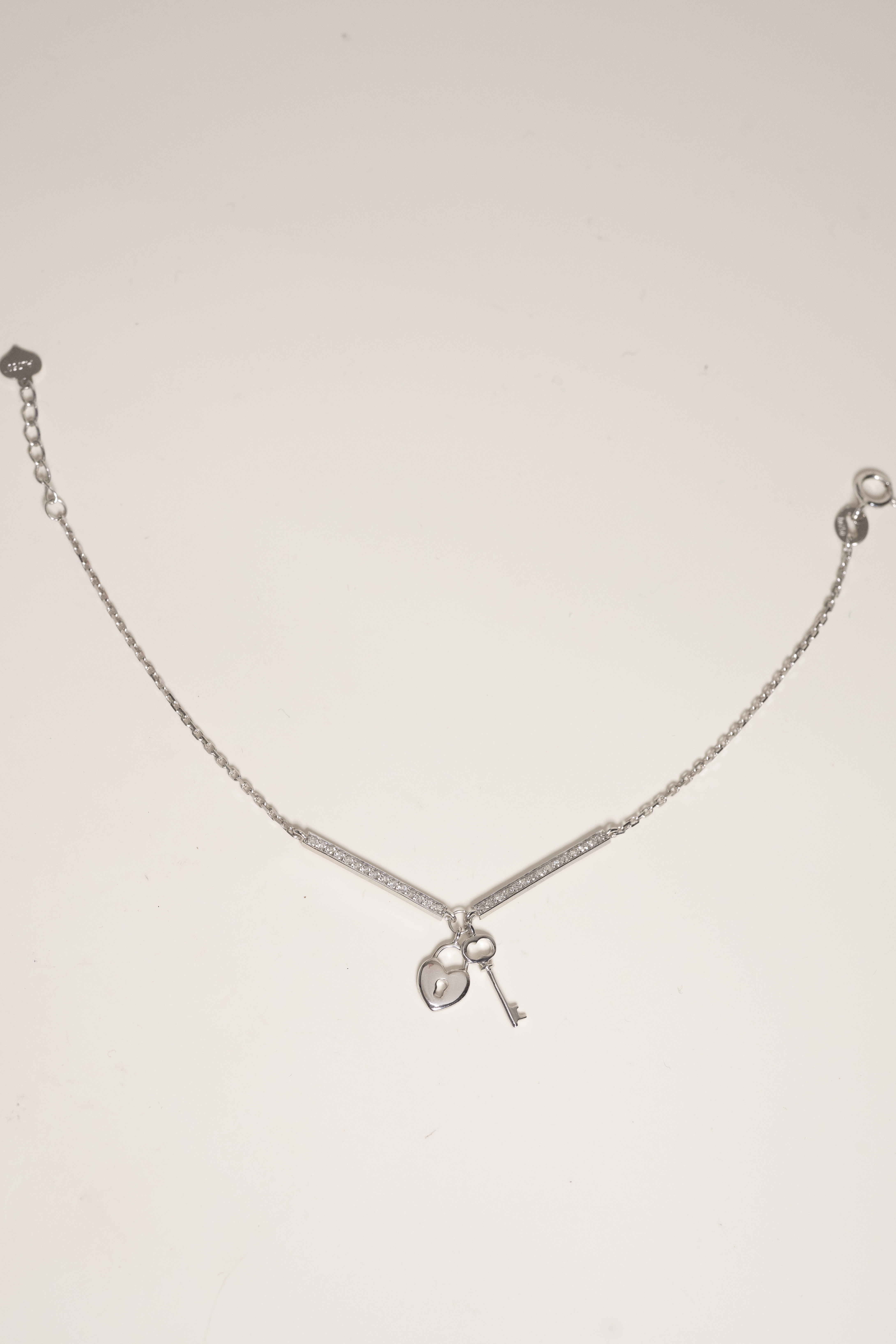 *#(W) 18K Heart Lock Diamond Bracelet