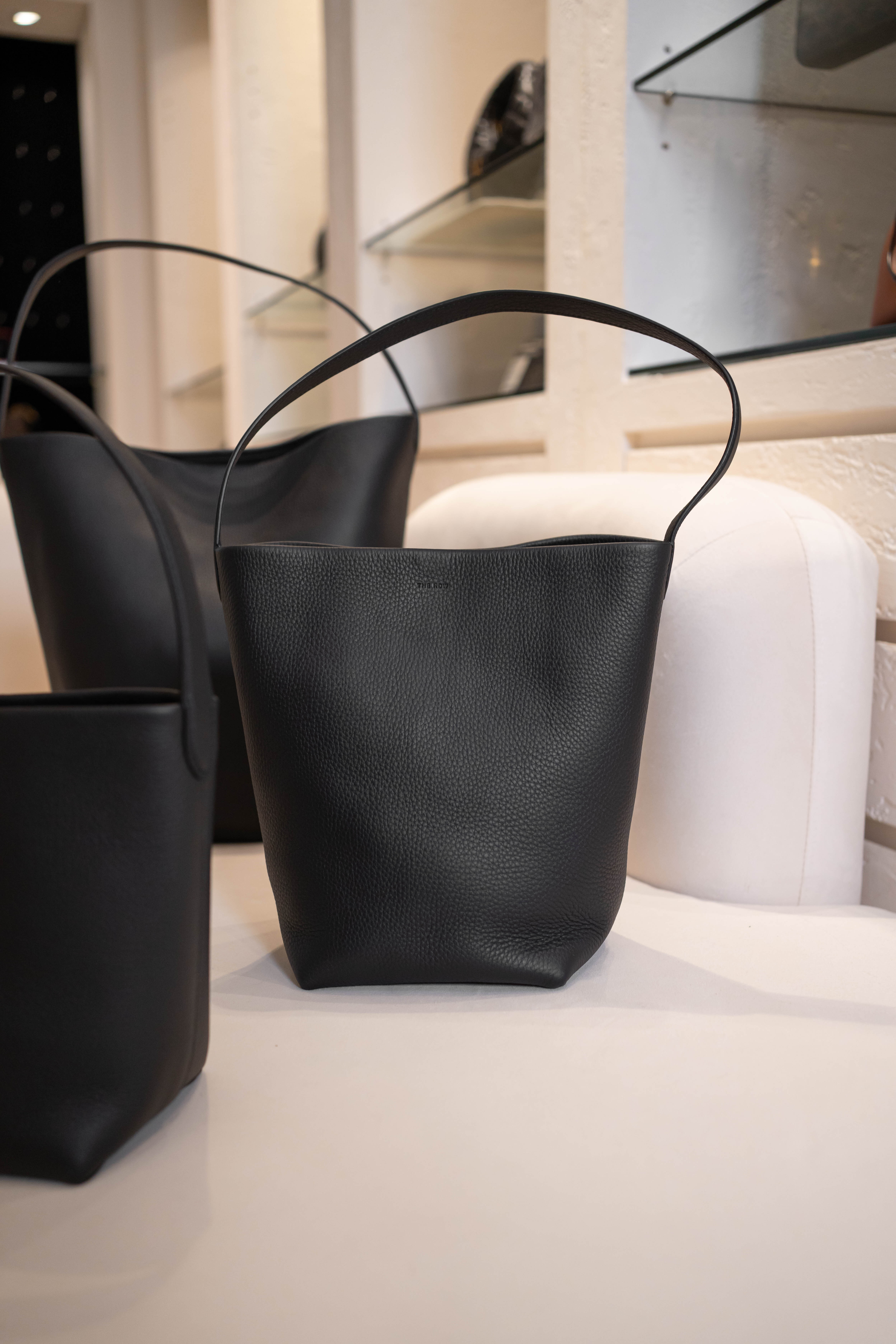 The Row Park Medium Tote Bag in Suede 黑色