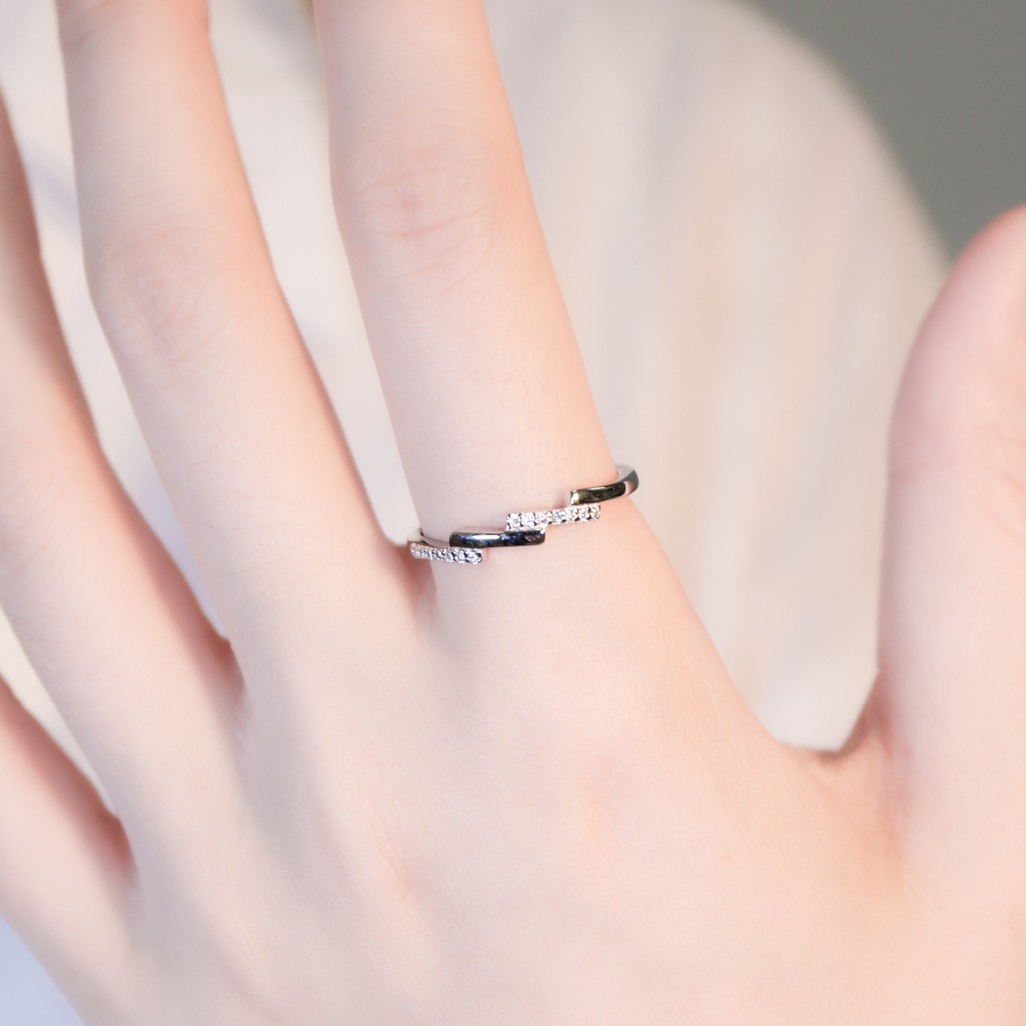 | 925純銀・厚鍍白金・莫桑石 | 鑽光每一步戒指  | RI1097 |