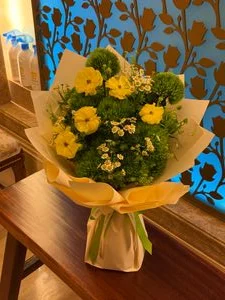 W - 綠毛球花配小雛菊花束_38001