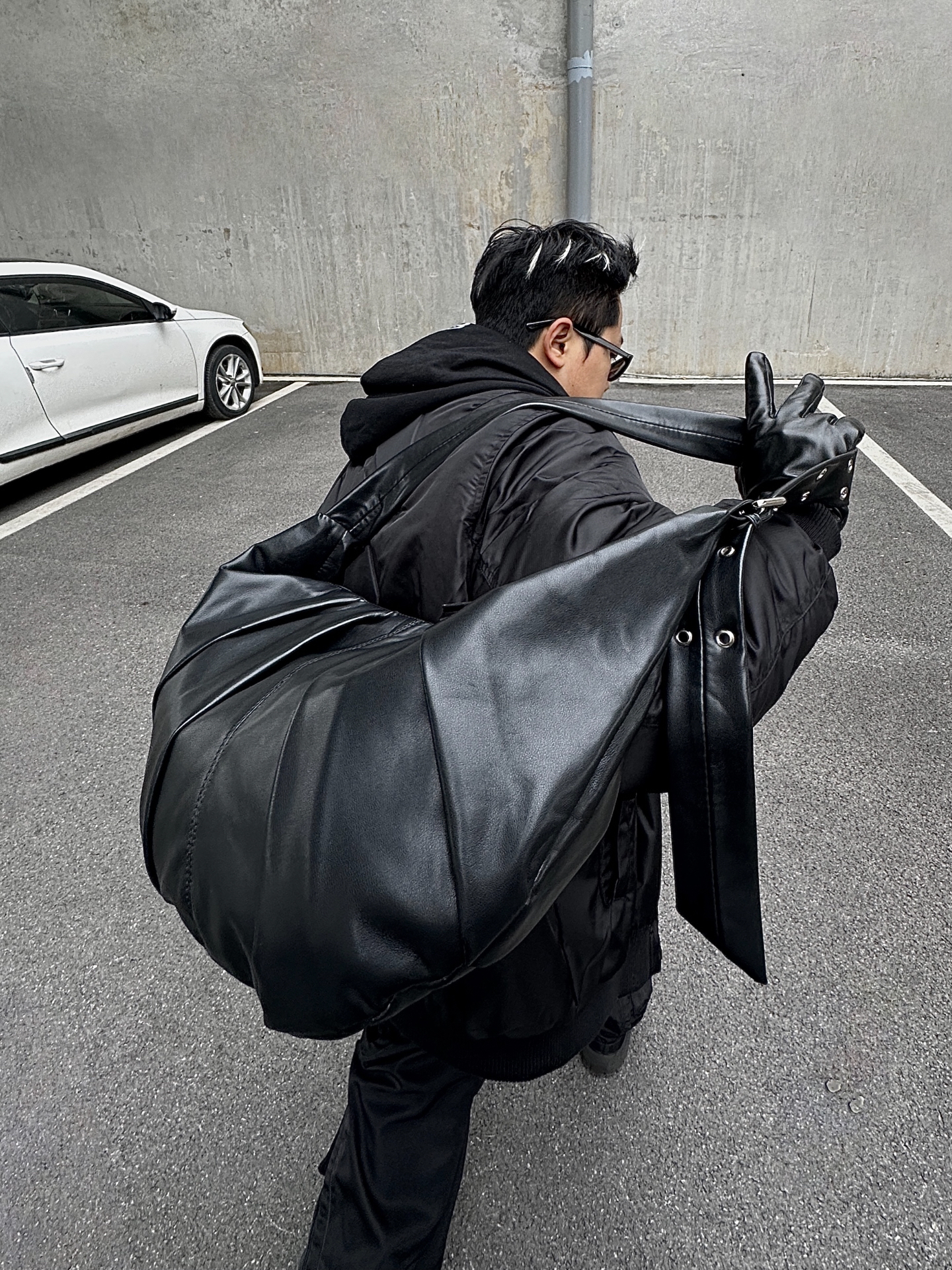 代購-小眾品牌 慵懶 褶皺設計 皮革 餃子包 斜背包  黑色