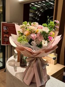 W - 11枝玫瑰配小牡丹花束_RS55034