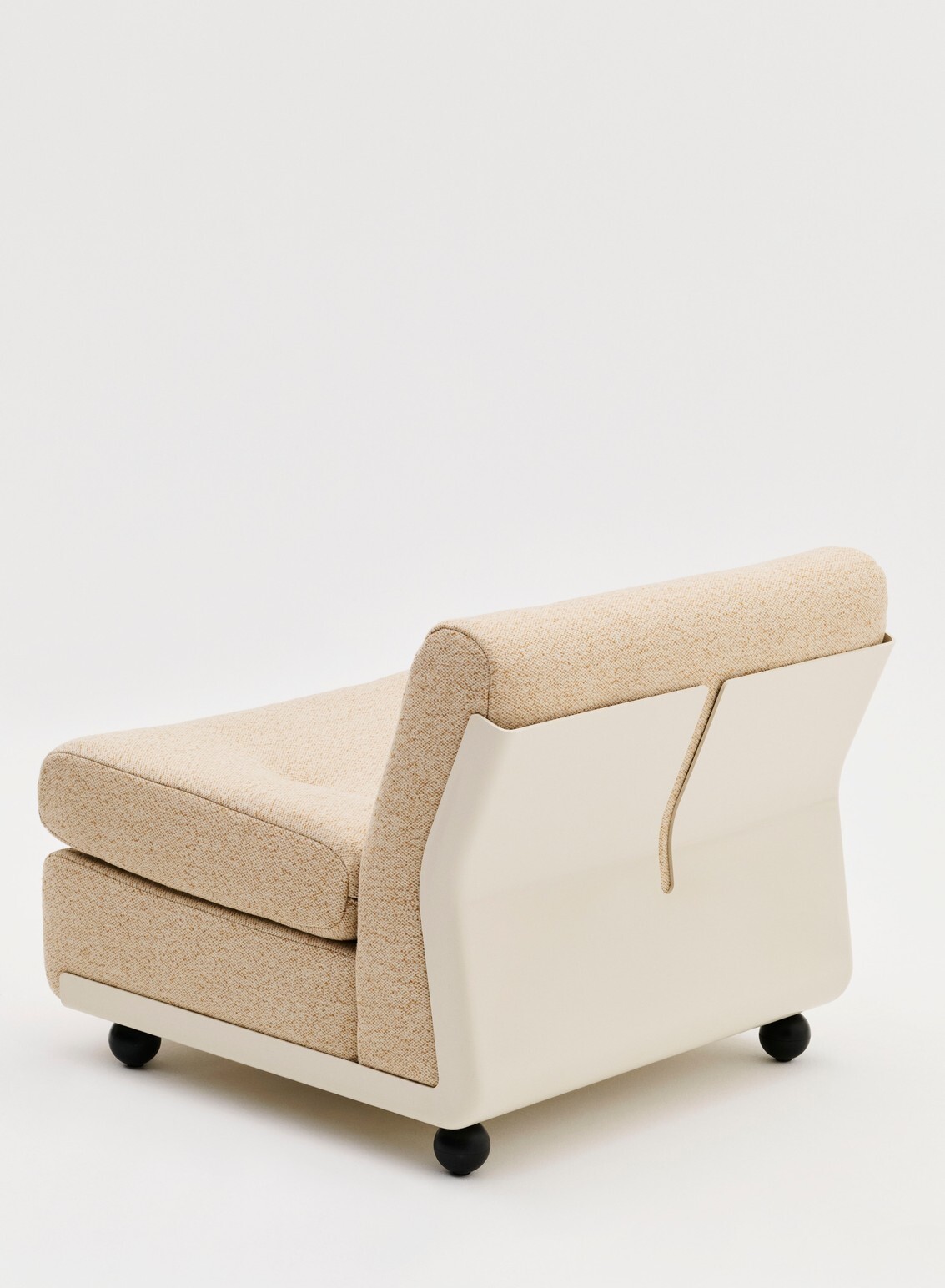 HAY Amanta 沙發椅背細節,展示後部結構、氣泡狀 Tufting 設計與不同角度的美感。