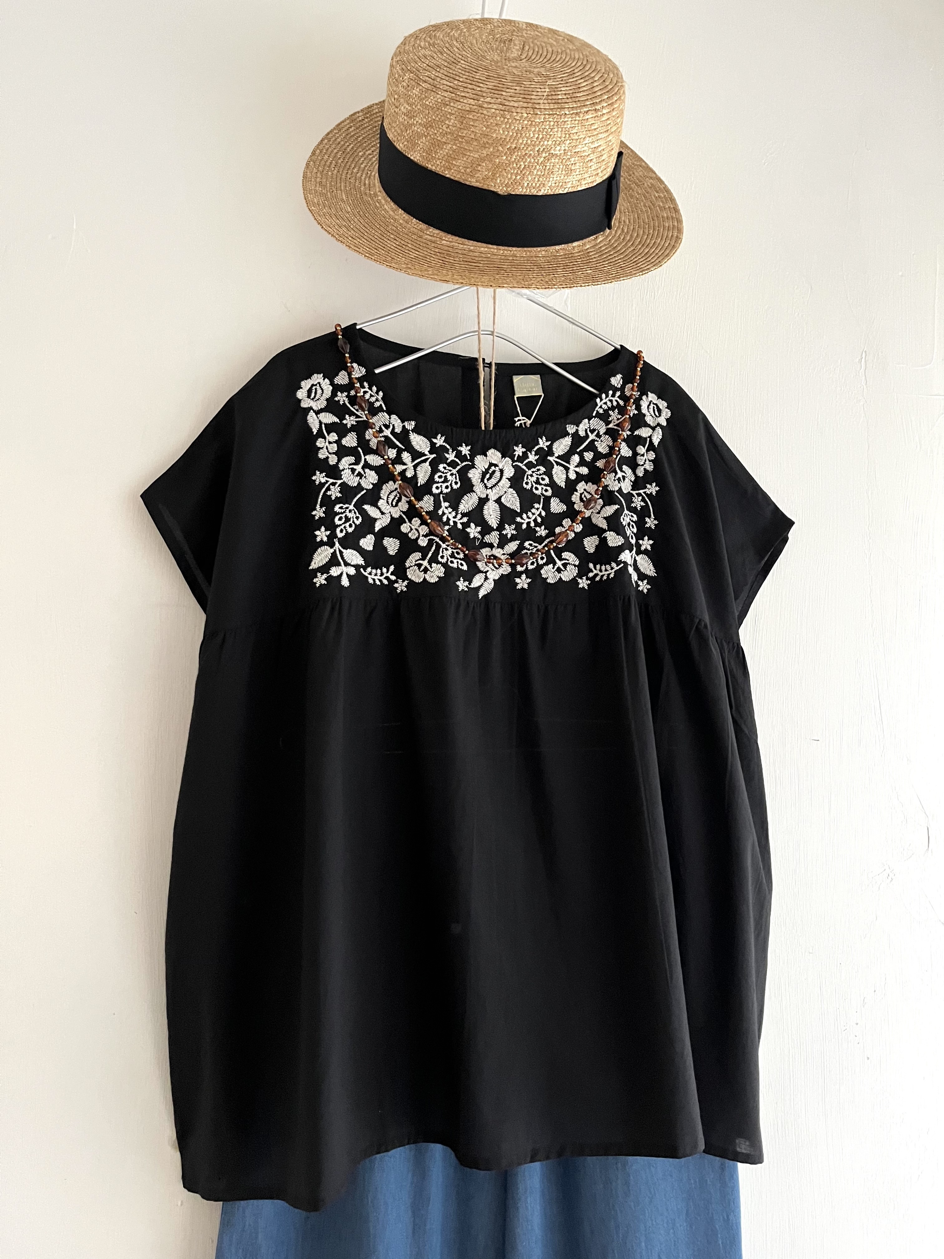 Little Market黑色刺繡花花🌼top