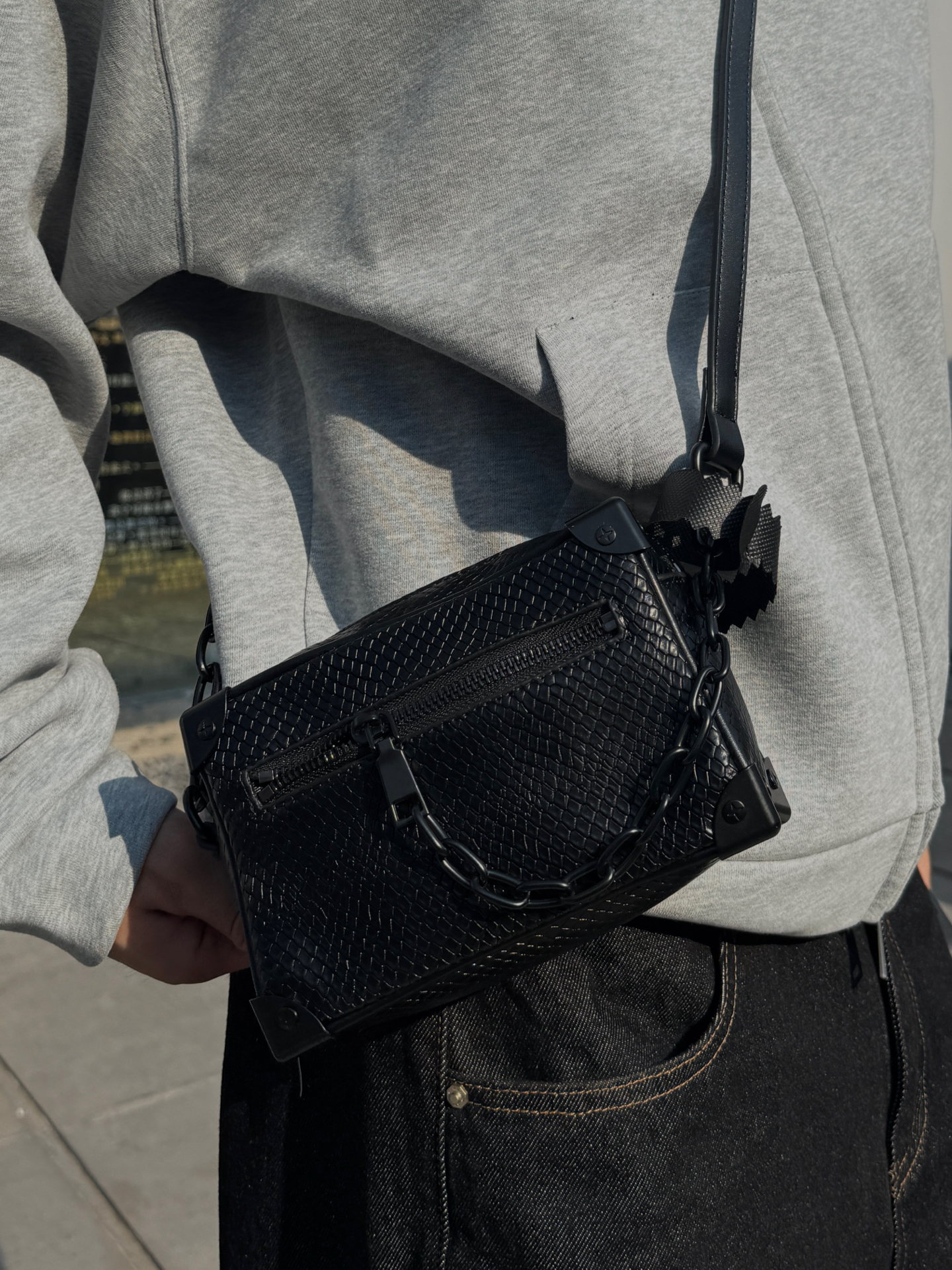 代購-小眾品牌 橫款蛇紋 金屬鏈條 小眾高級感 盒子包 斜肩包 黑色