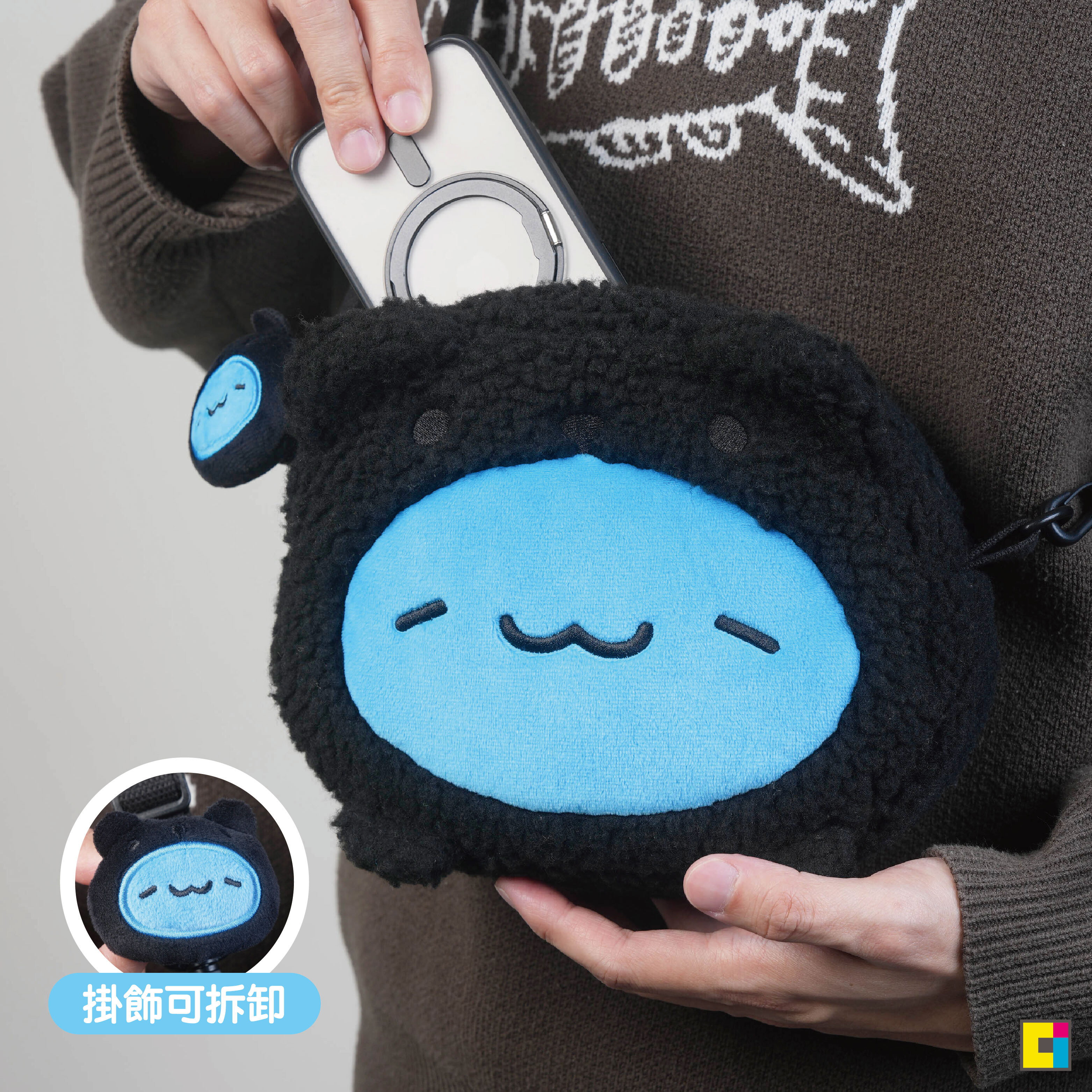 黑熊咖波卷卷毛側背包(附萬用絨毛配件)，咖波穿戴黑色的黑熊裝變身柔軟側背包，還附可愛可拆式的掛件，搖身一變最潮包包
