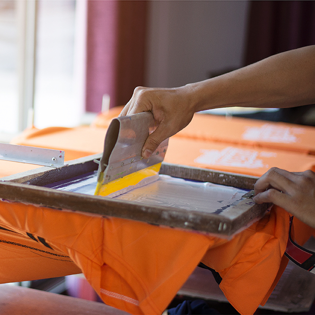 網版印刷 (Screen Printing)是雨傘製作中最經典且穩定的印刷方案