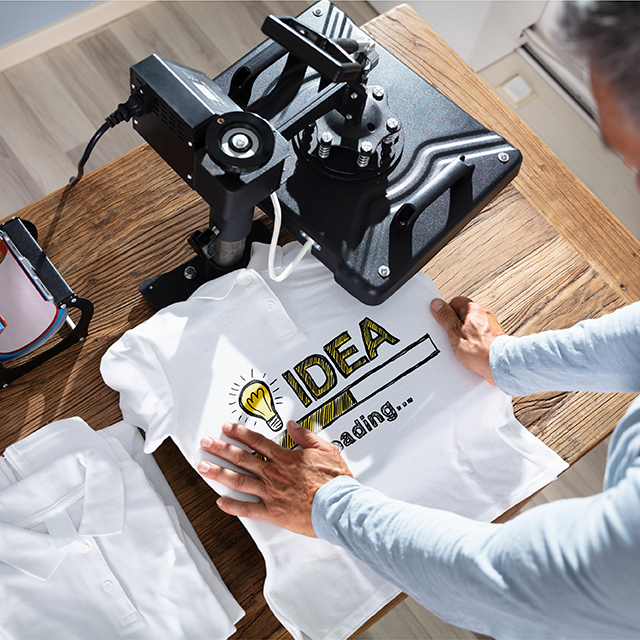 熱轉印是先將圖案印在轉印紙上,再透過高溫高壓將墨水昇華至傘布纖維