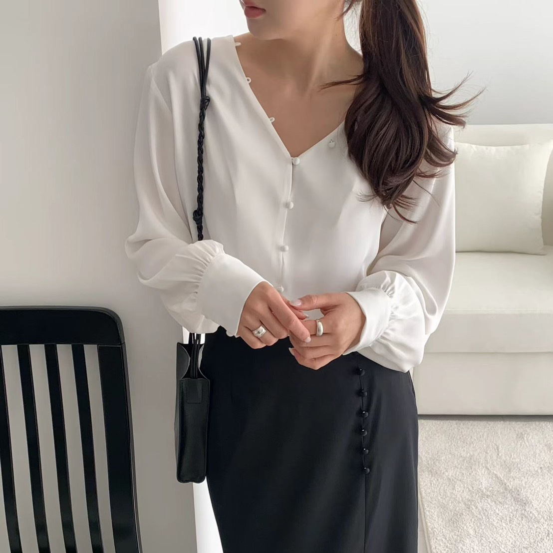 優雅女子V領排釦造型上衣 / 2色
