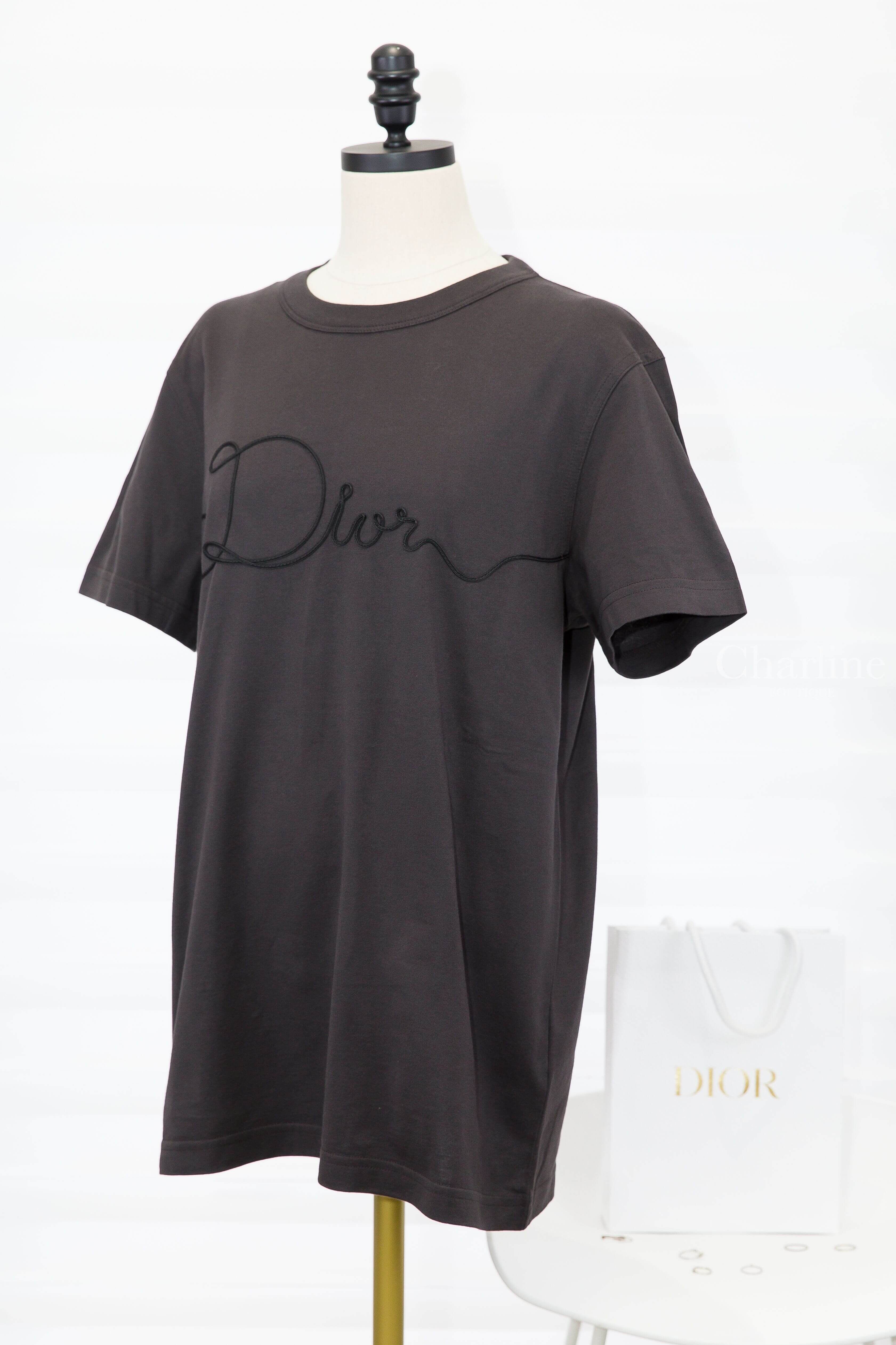 Dior Ribbon T-Shirt, Regular Fit 深灰色立體草寫字母棉質短袖上衣-Charline Boutique 精品代購