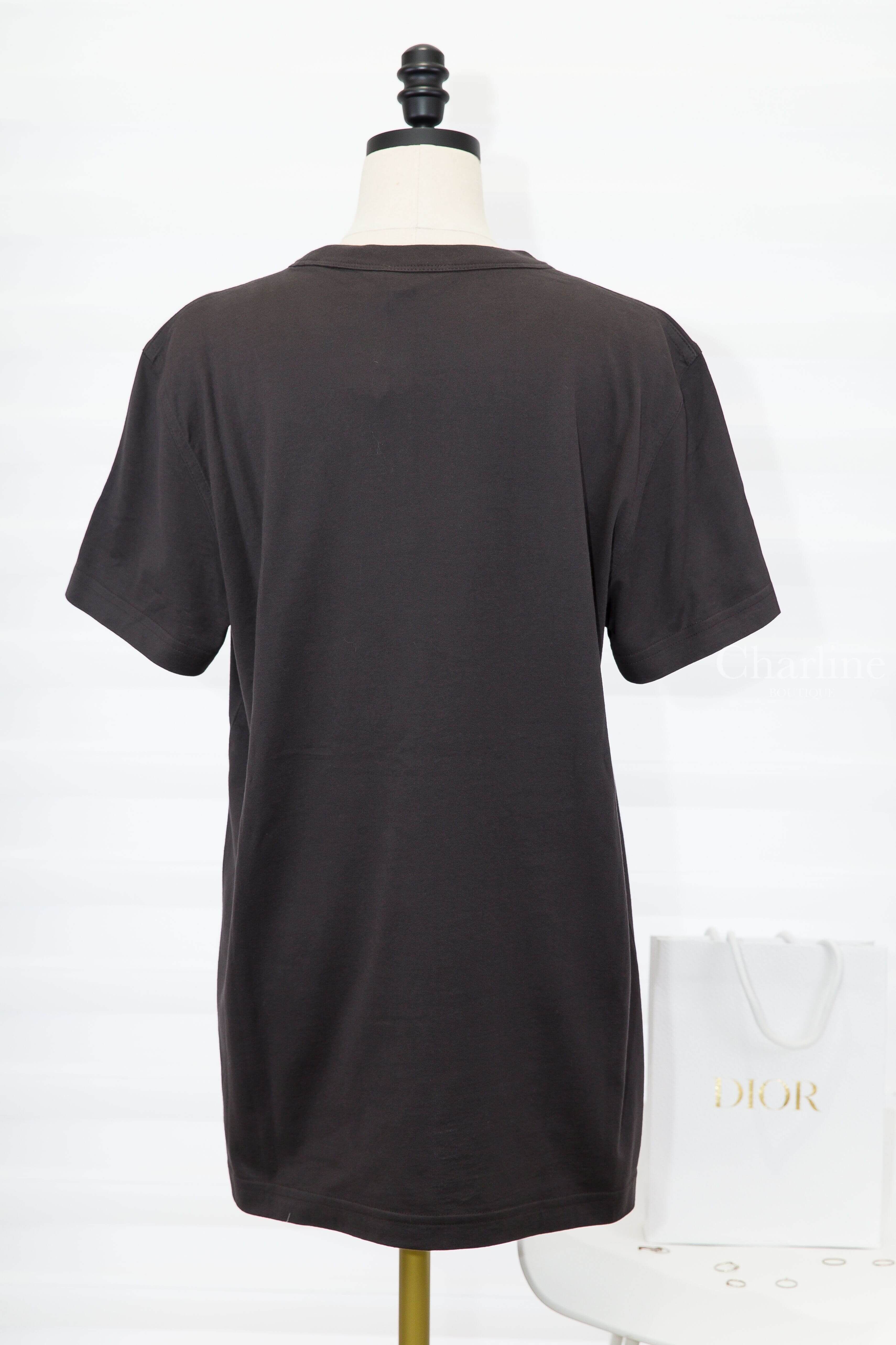 Dior Ribbon T-Shirt, Regular Fit 深灰色立體草寫字母棉質短袖上衣-Charline Boutique 精品代購