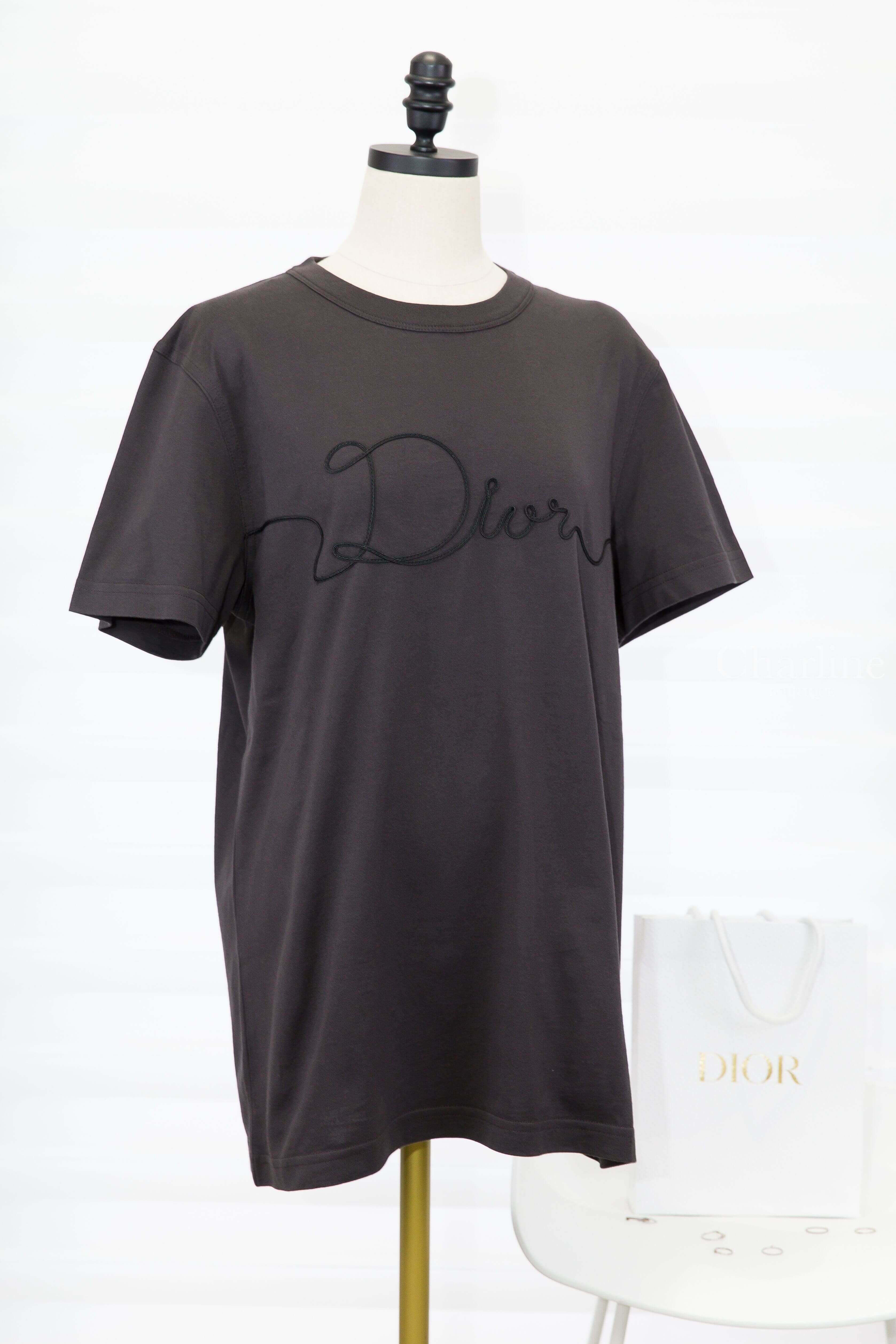 Dior Ribbon T-Shirt, Regular Fit 深灰色立體草寫字母棉質短袖上衣-Charline Boutique 精品代購