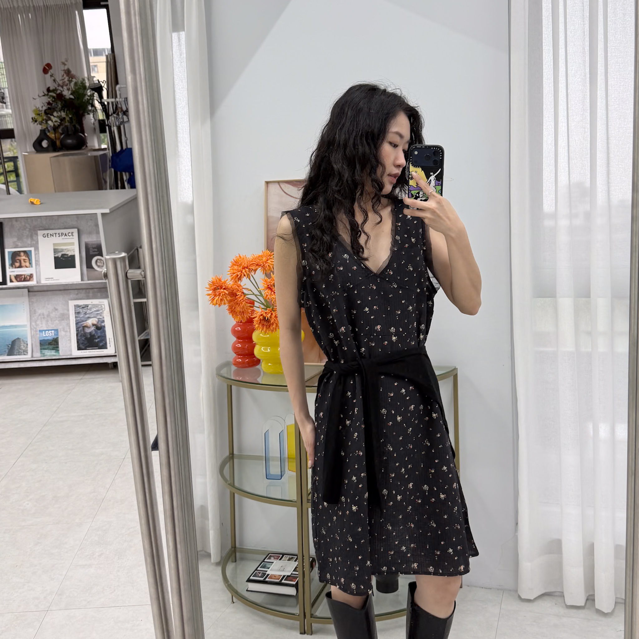 A18 小花V領背心洋(黑)