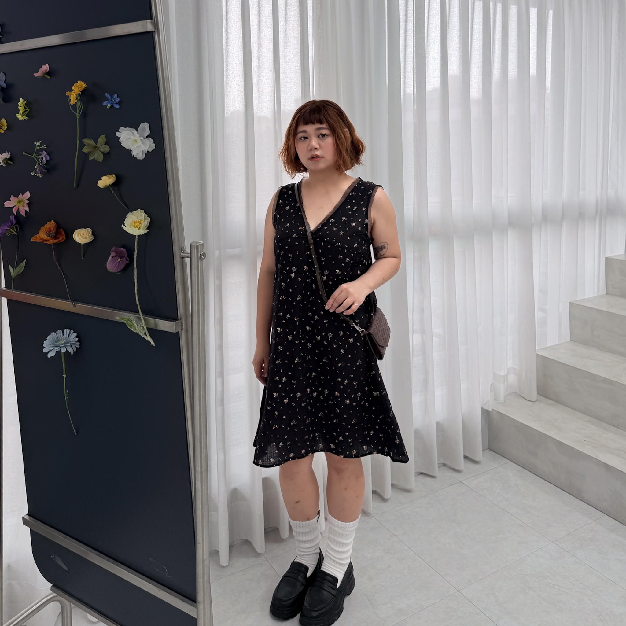 A18 小花V領背心洋(黑)
