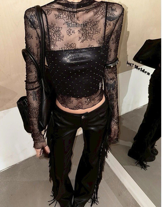 燙鑽小立領透膚蕾絲上衣+PU皮革細肩帶背心