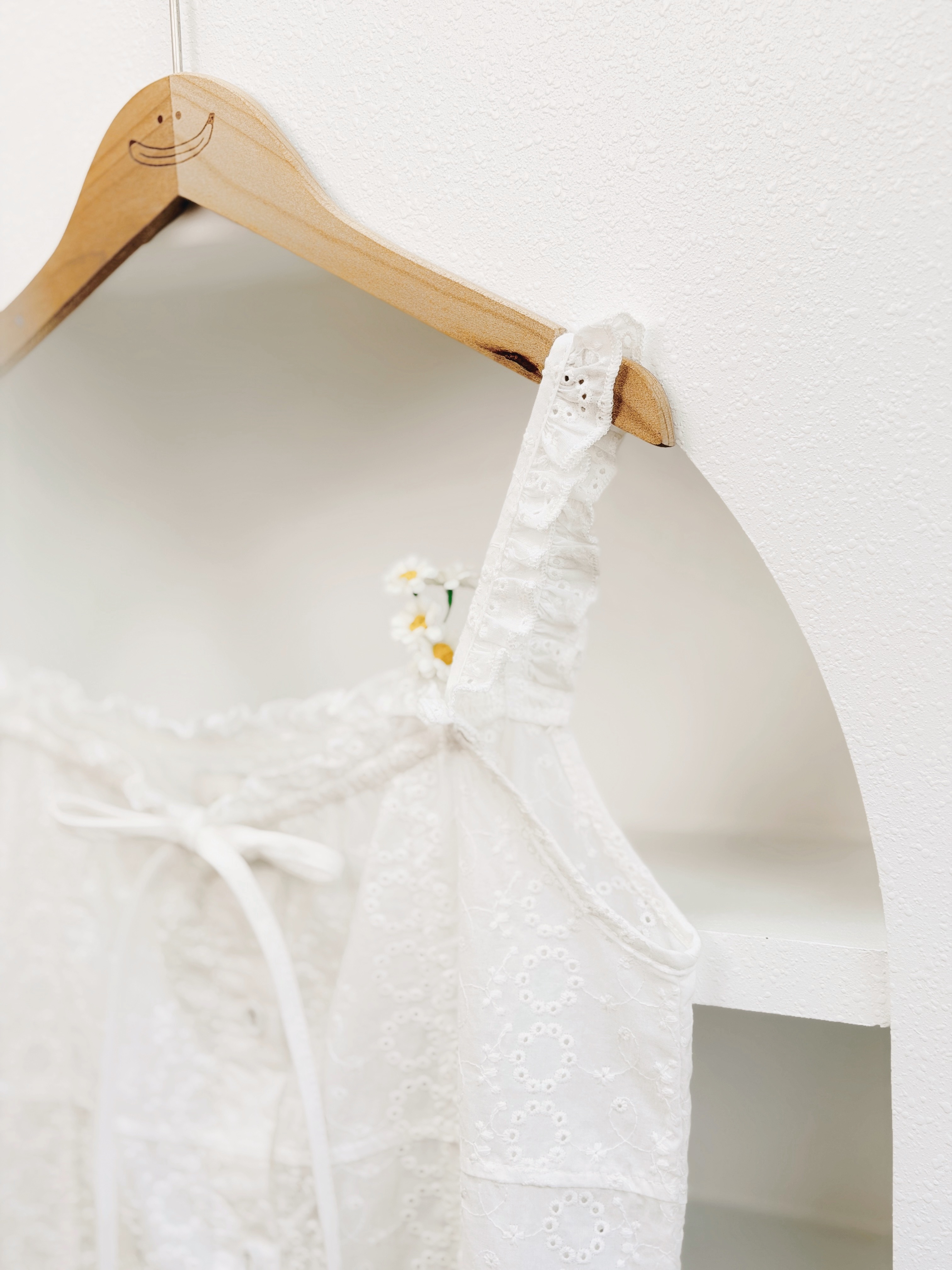 白色 / 荷葉肩帶提花排扣背心 / Ruffle Strap Button-Down Eyelet Tank