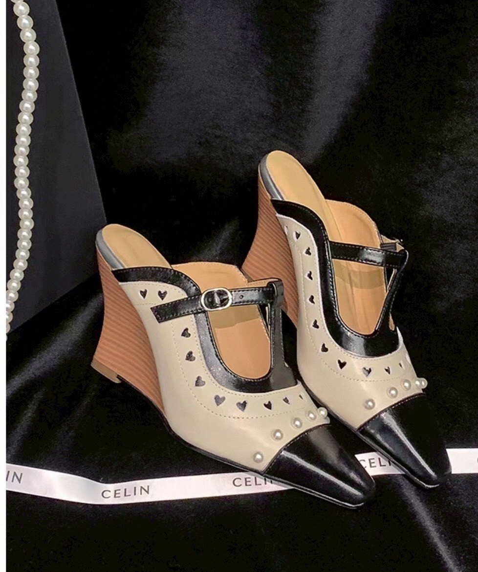 設計師家真皮坡木跟雕花拖鞋