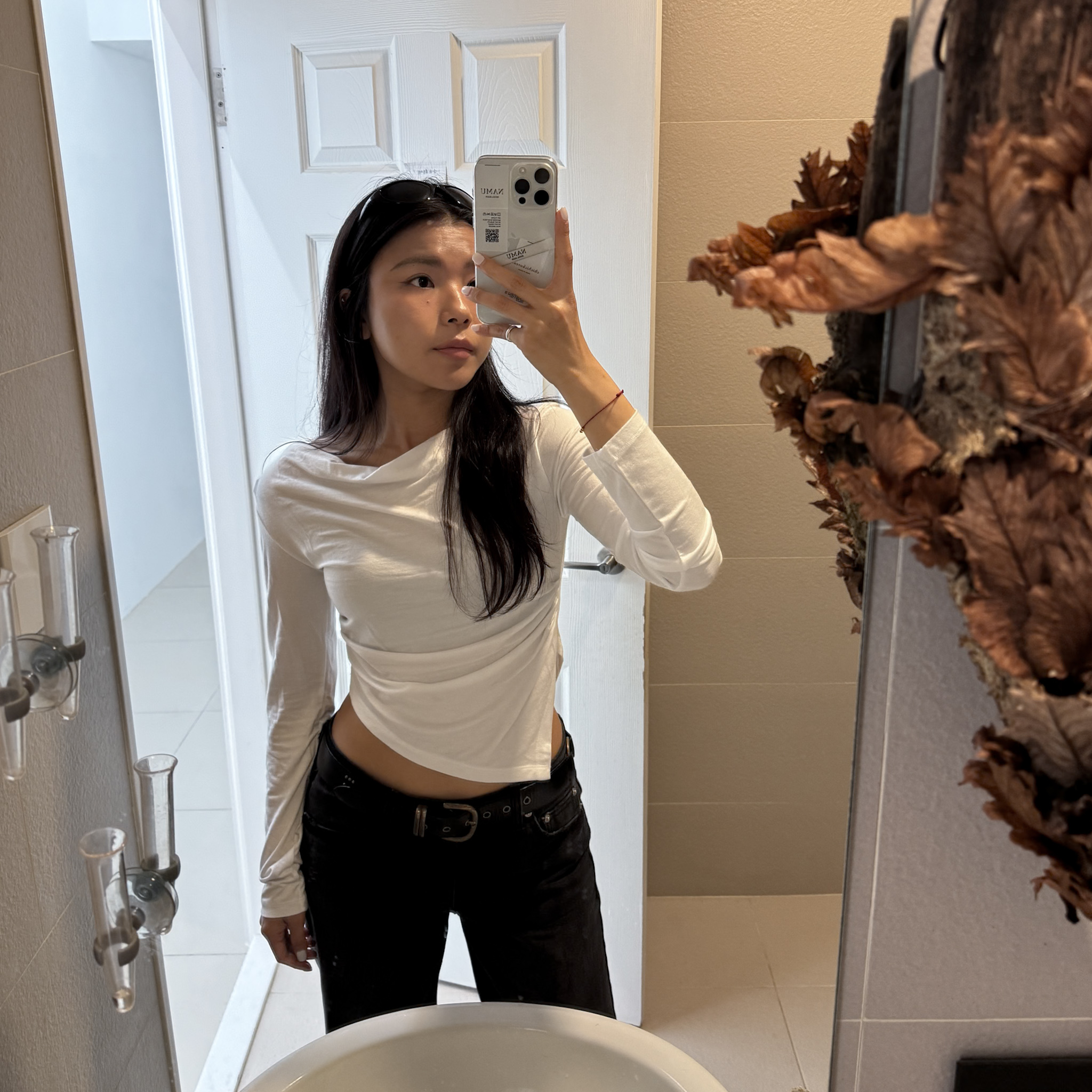 A25設計抓皺滑料下擺造型上衣(白/粉)