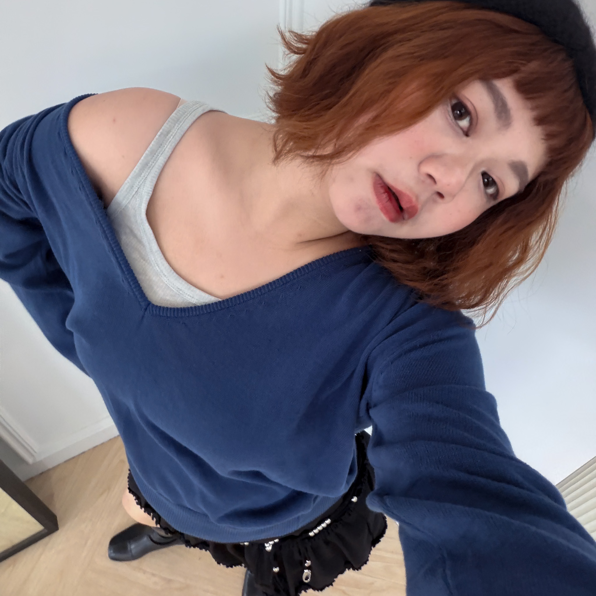 A27今年流行的疊搭大深V針織衣(孔雀藍)