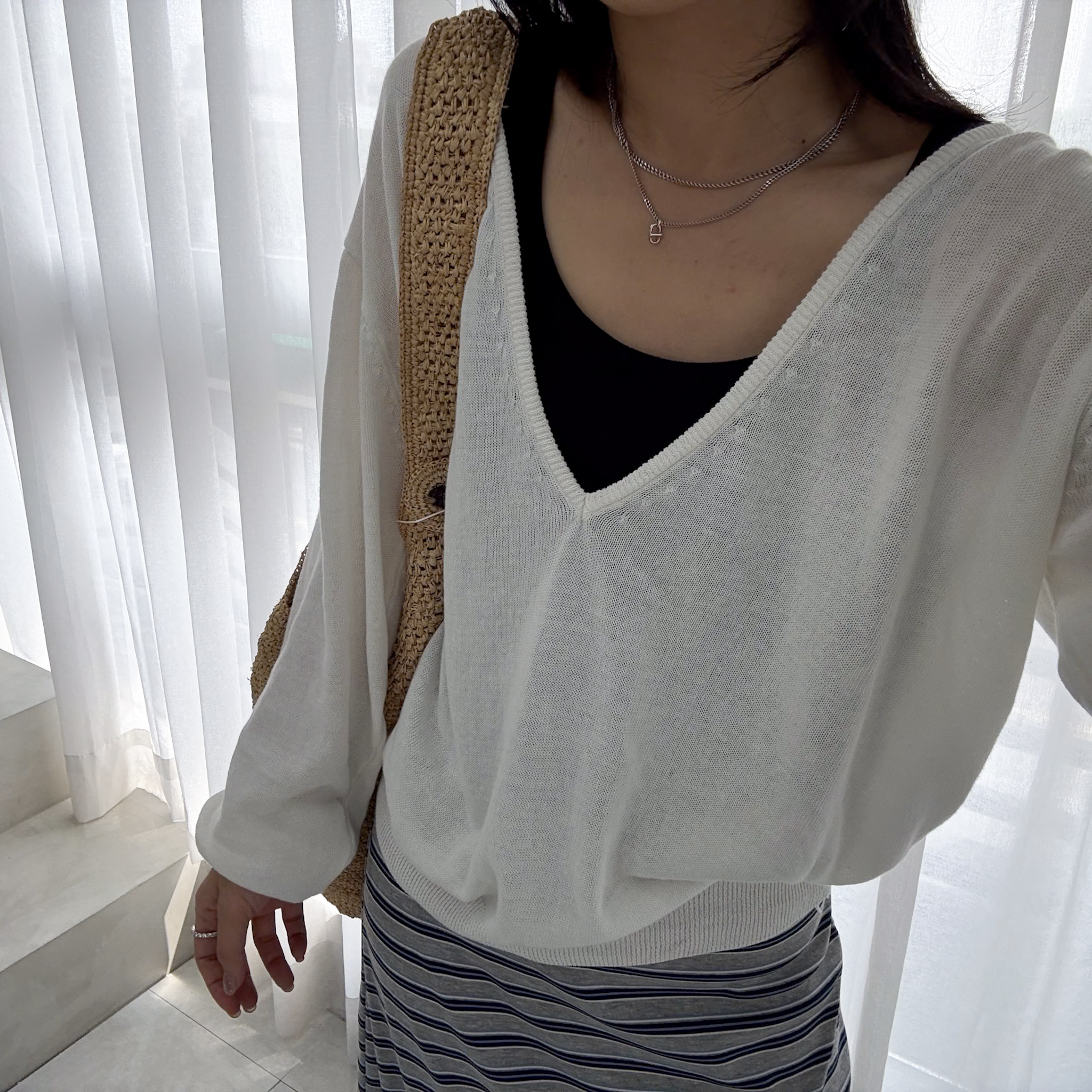 A27今年流行的疊搭大深V針織衣(白)