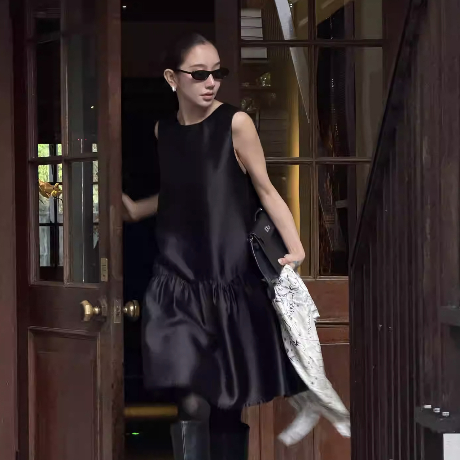 經典黑光澤感魚尾裙擺造型背心短洋裝-S-L (Elegant & Love)