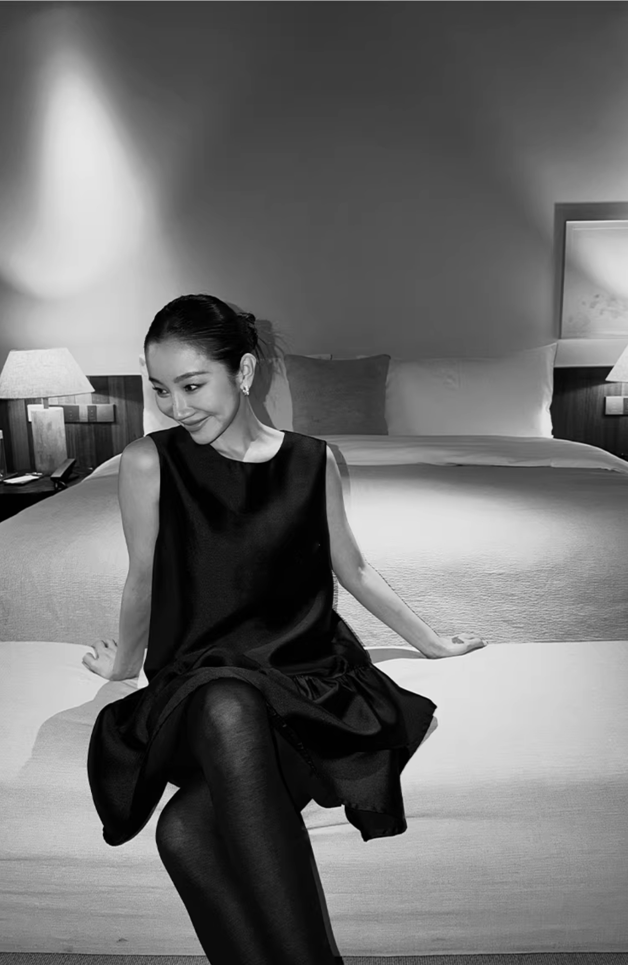 經典黑光澤感魚尾裙擺造型背心短洋裝-S-L (Elegant & Love)