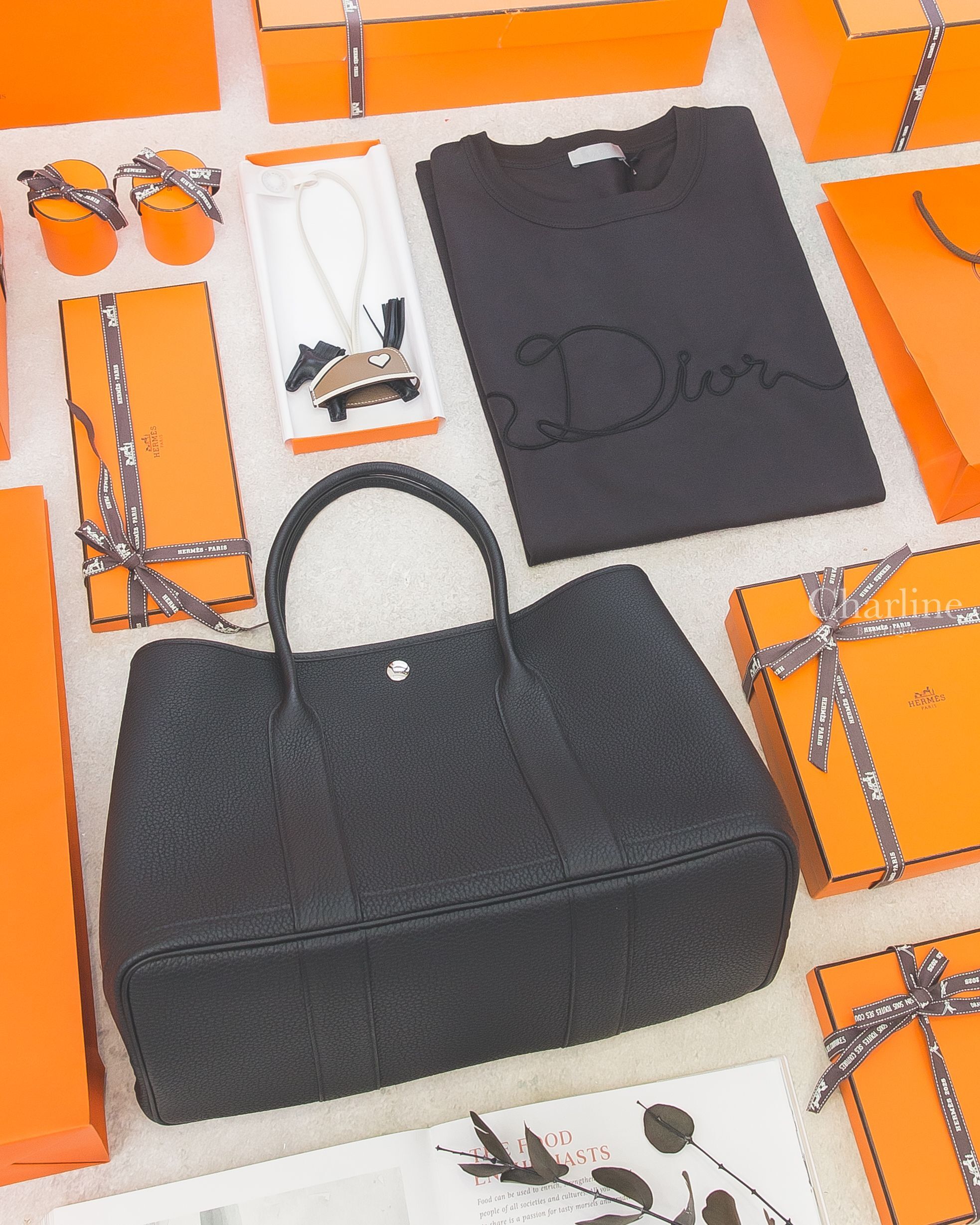 Dior T-Shirt 深灰色立體草寫字母短袖上衣,Hermès Garden Party 36cm 黑色,Hermès Robeo Coeur PM Charm 黑色/奶昔白/大象灰愛心披肩小馬吊飾-Charline Boutique 精品代購