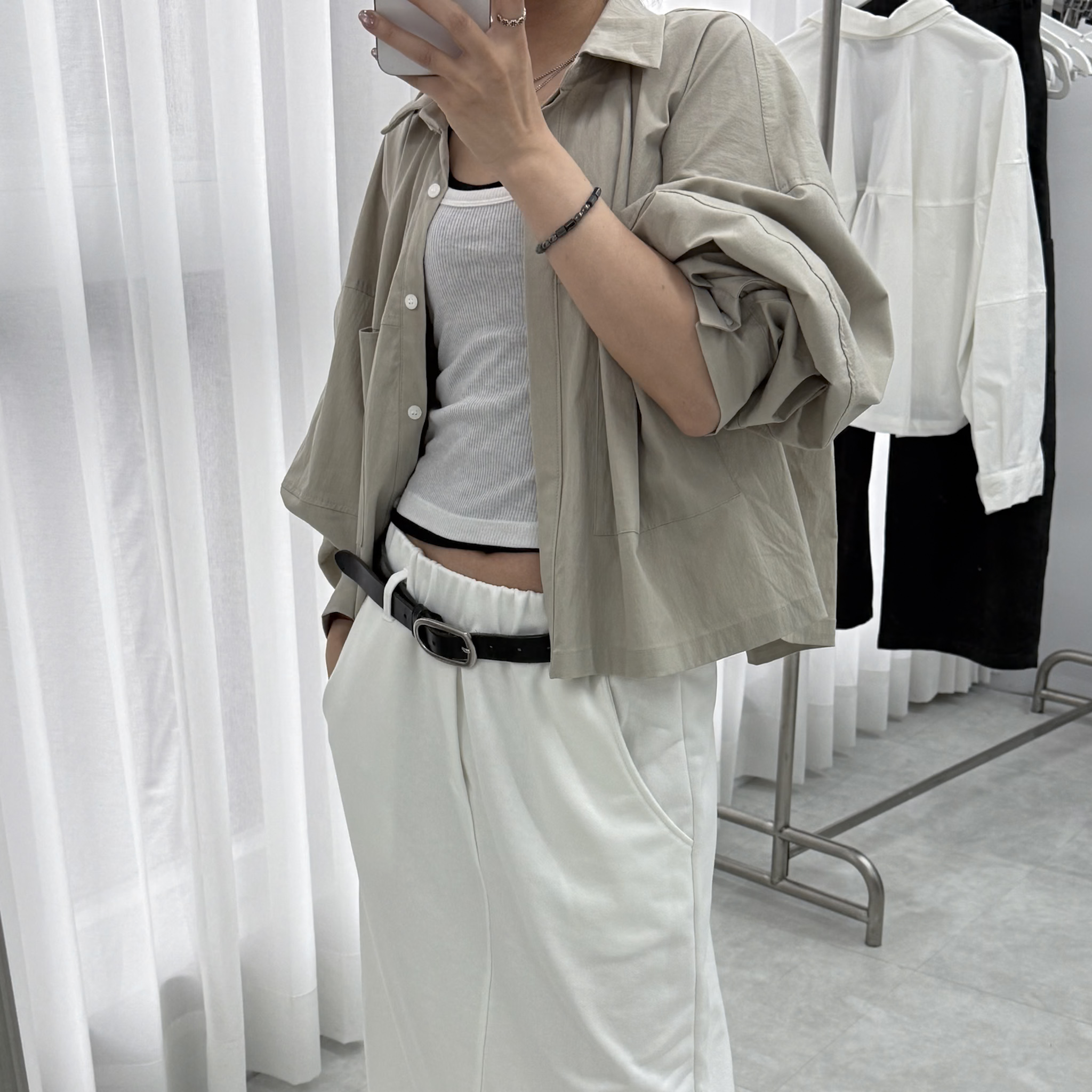 A32設計細節口袋後抓褶短襯(米綠)