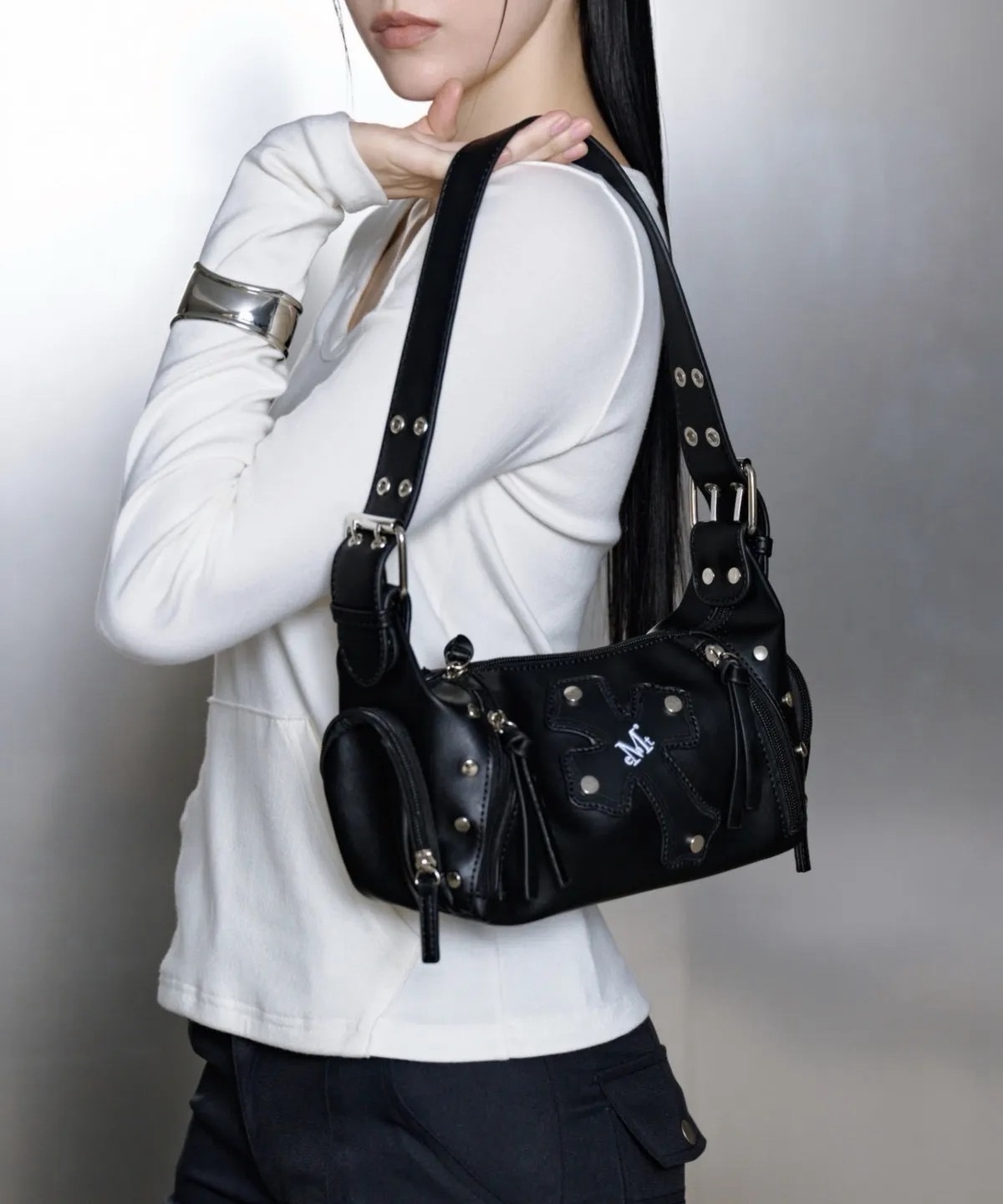 <🇰🇷韓國連線>MUCENT 迷你十字架單肩包 金屬卯釘 蠟皮 亮皮 腋下包