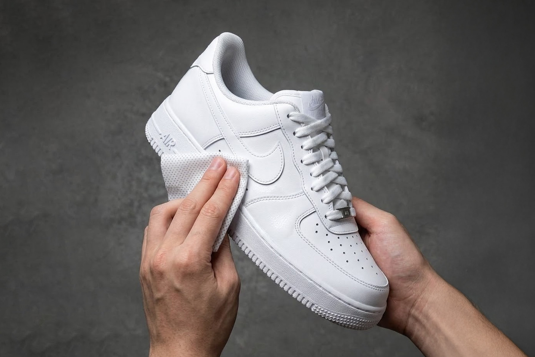 Nike Air Force 1 白鞋去污與免水洗清潔濕巾實測