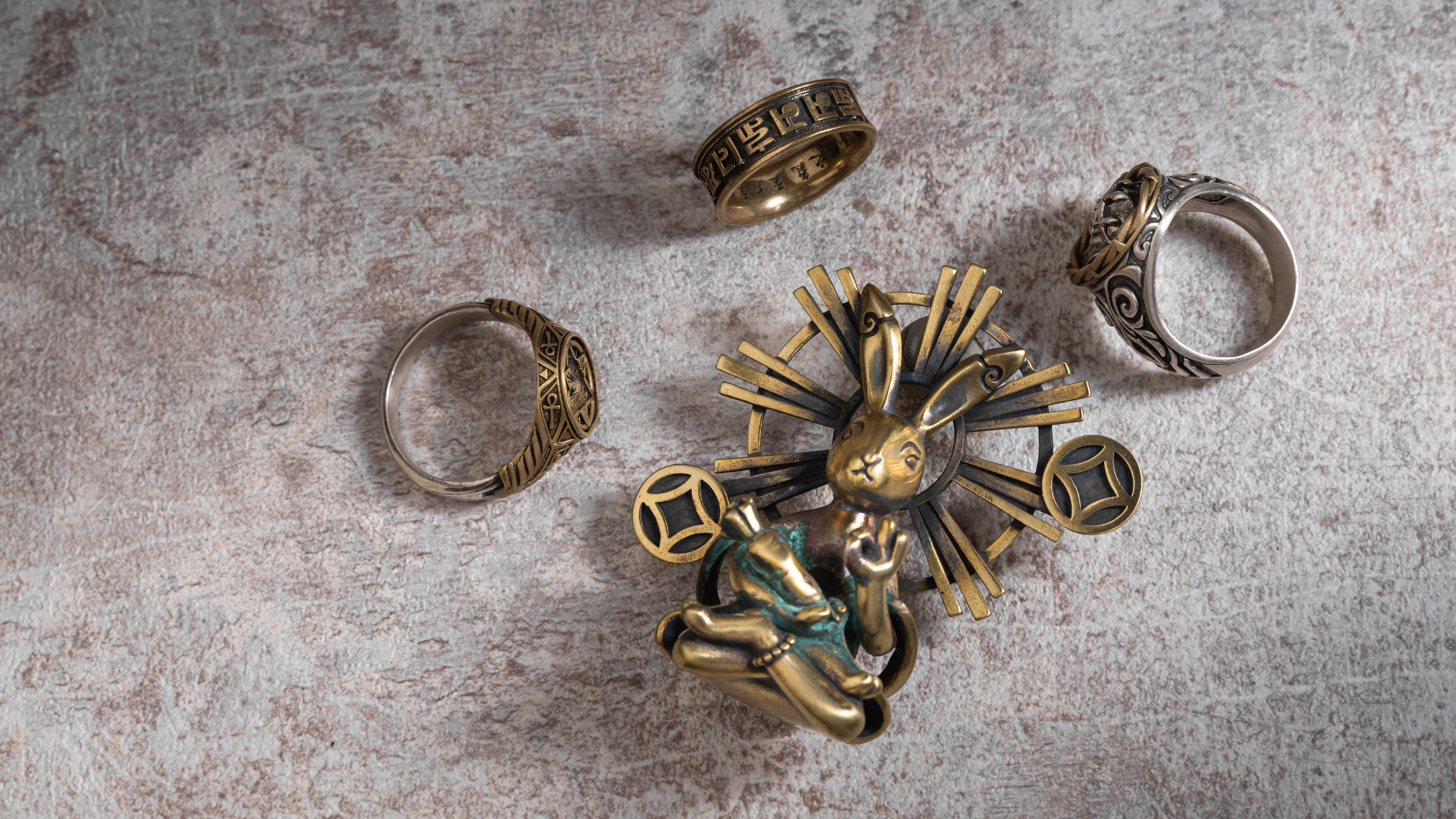 已經產生銅綠的戒指