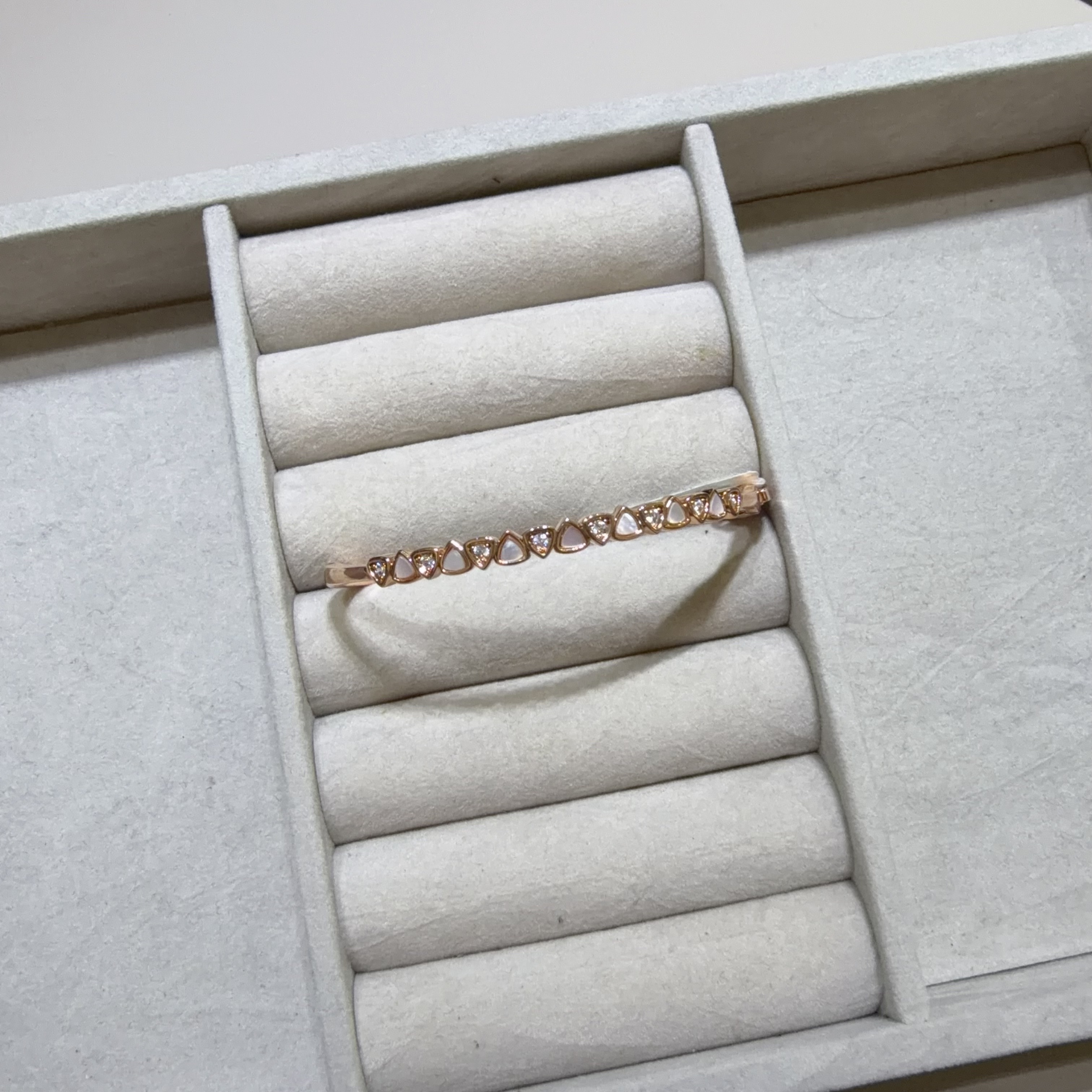 小三角鋯石拼白貝母手鈪 - R52