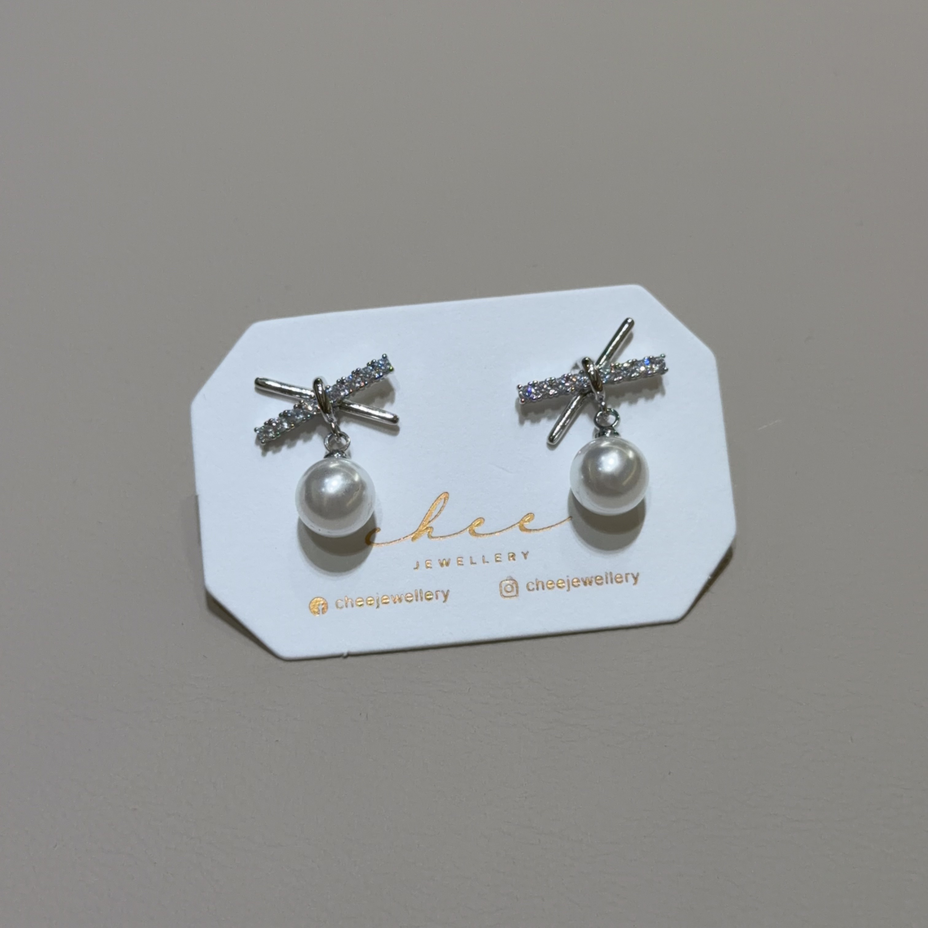 交叉鋯石貝珠耳環 - R62