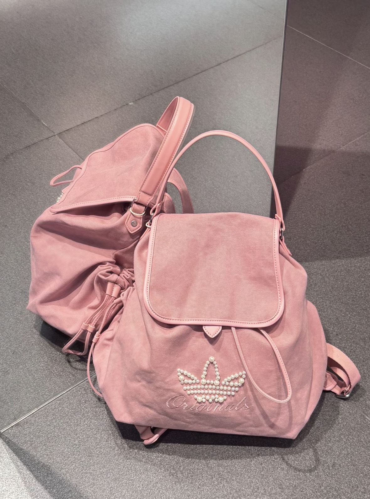 代購-Adidas Originals 14.6L Pearlbeads 珍珠三葉草徽標 後背包 雙肩包 粉