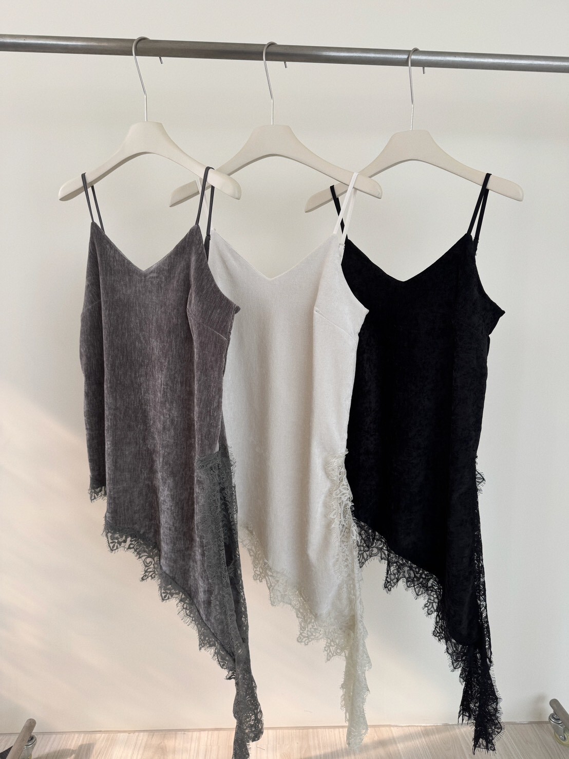 絨面拼接蕾絲不規則背心