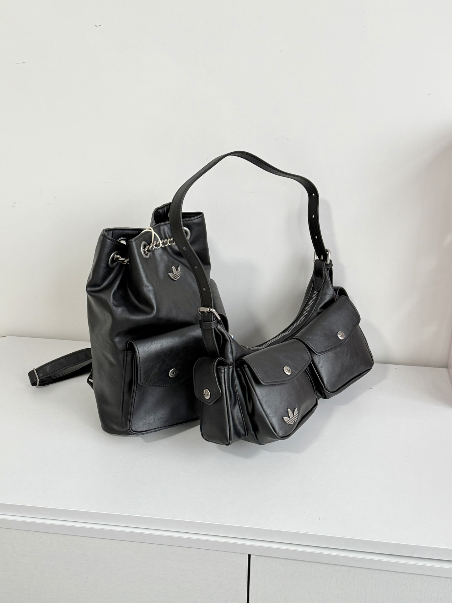 代購-ADIDAS ORIGINALS 小香風 全黑 黑色 口袋包 金屬LOGO 機車包 單肩包 手提包