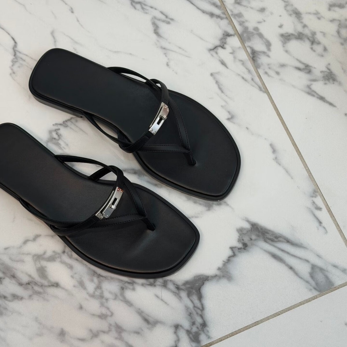 凱莉釦夾腳拖鞋(34-43)(黑/白/棕)